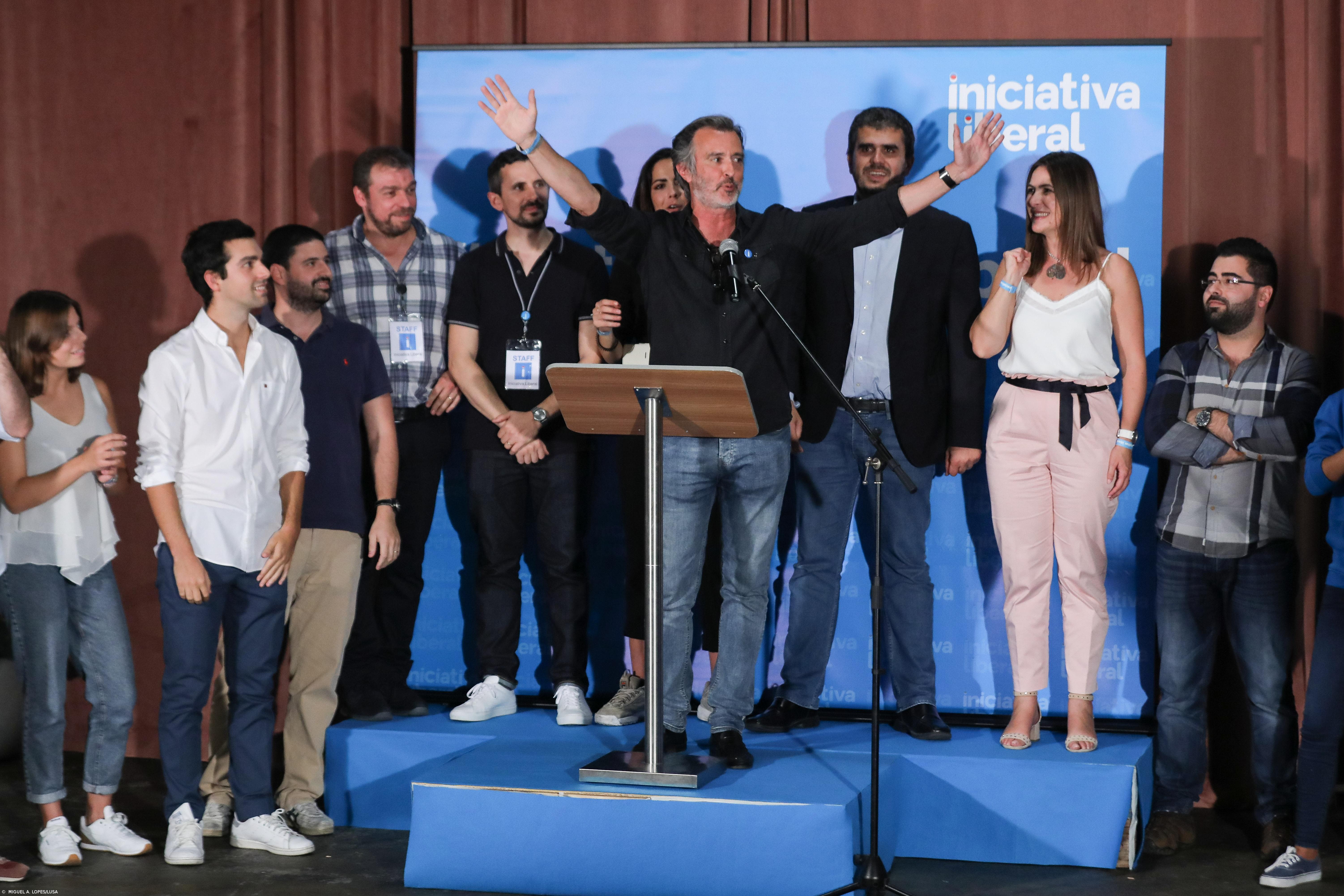 IL festeja entrada no parlamento com champanhe e gritos de liberdade  – Imagem 1