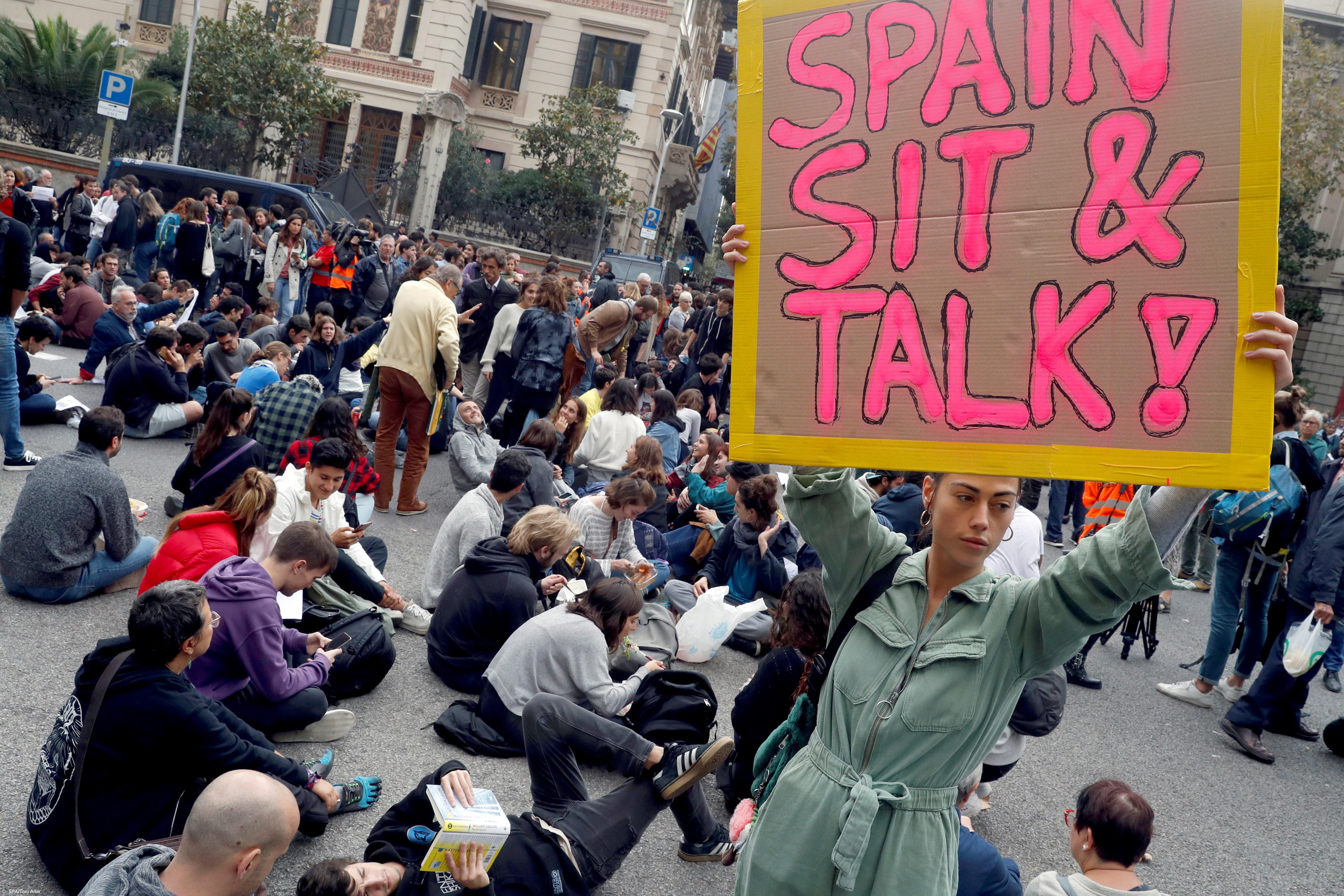  Centenas protestam em Barcelona enquanto Sánchez agradece à polícia – Imagem 1