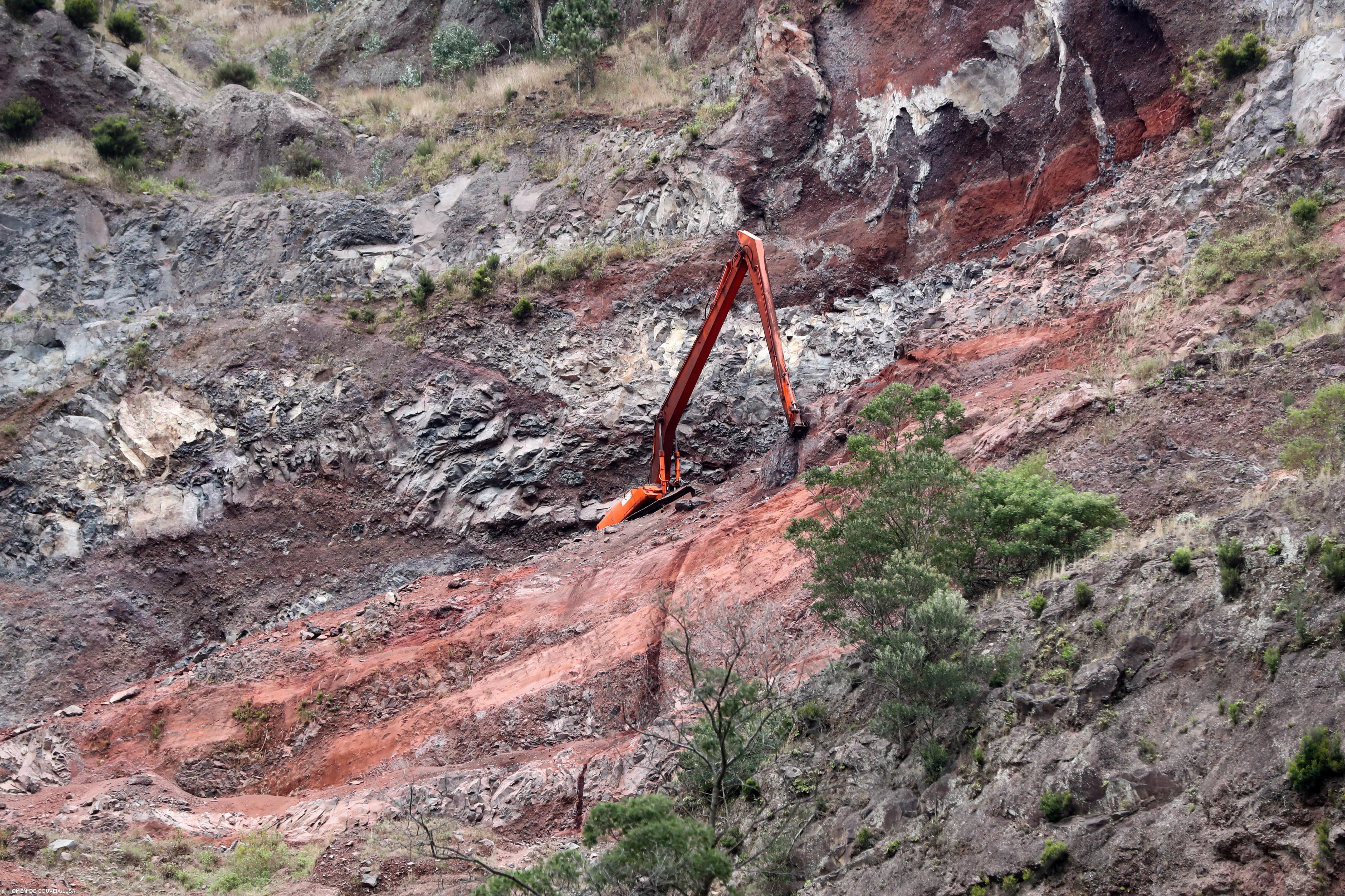 Autoridades suspeitam que trabalhador esteja soterrado após derrocada no Funchal – Imagem 1