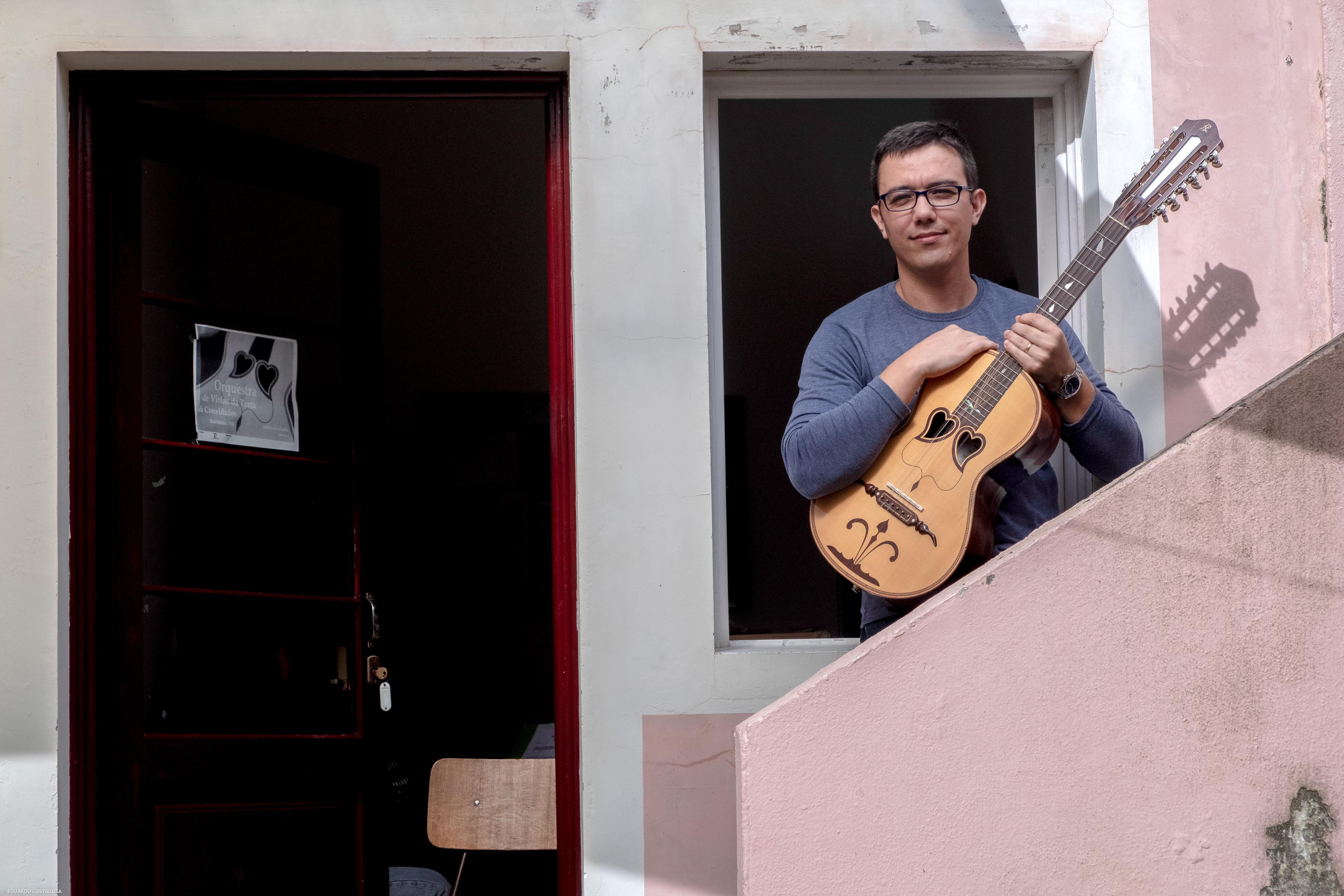 Viola da terra, o instrumento açoriano que chegou aos nossos dias “graças ao povo” – Imagem 2