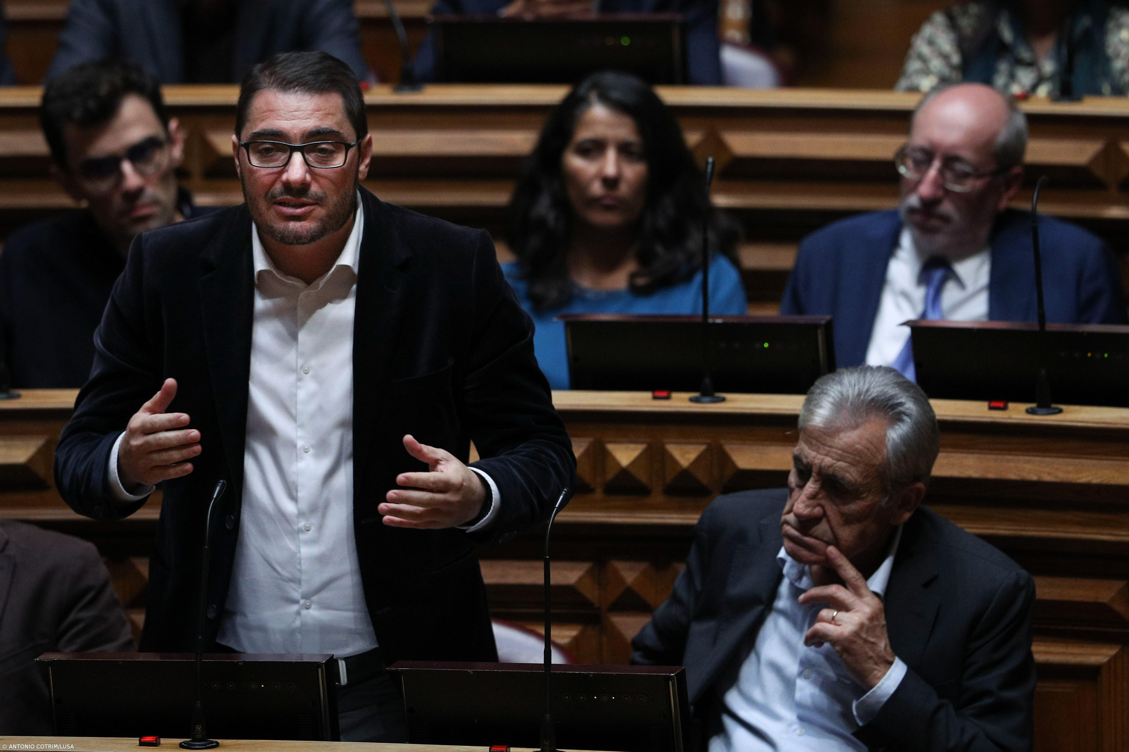 Ex-líder parlamentar João Oliveira defende rutura total com política do PS – Imagem 1