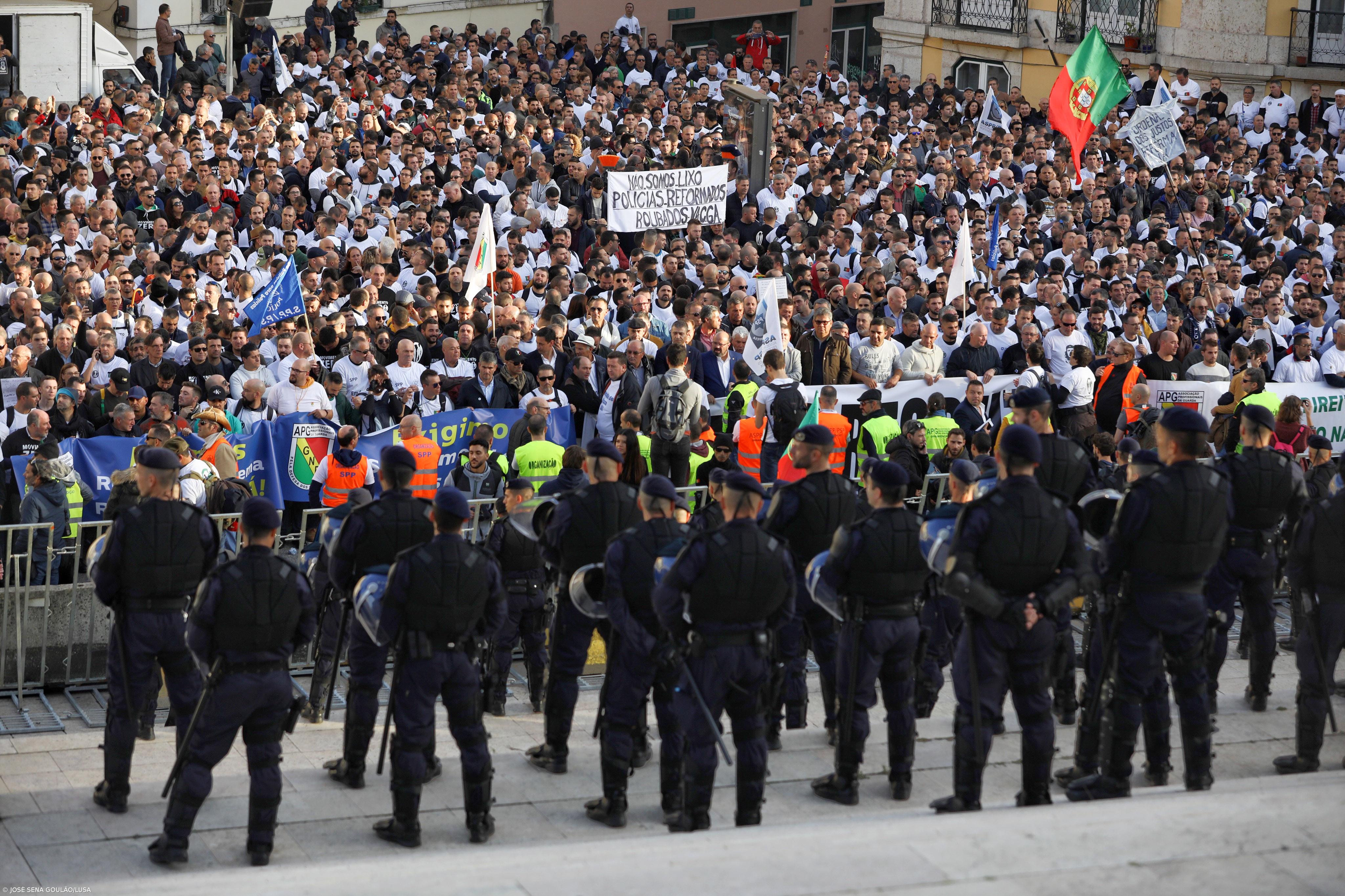 Manifestação reuniu cerca de 13 mil profissionais da PSP e GNR  – Imagem 1