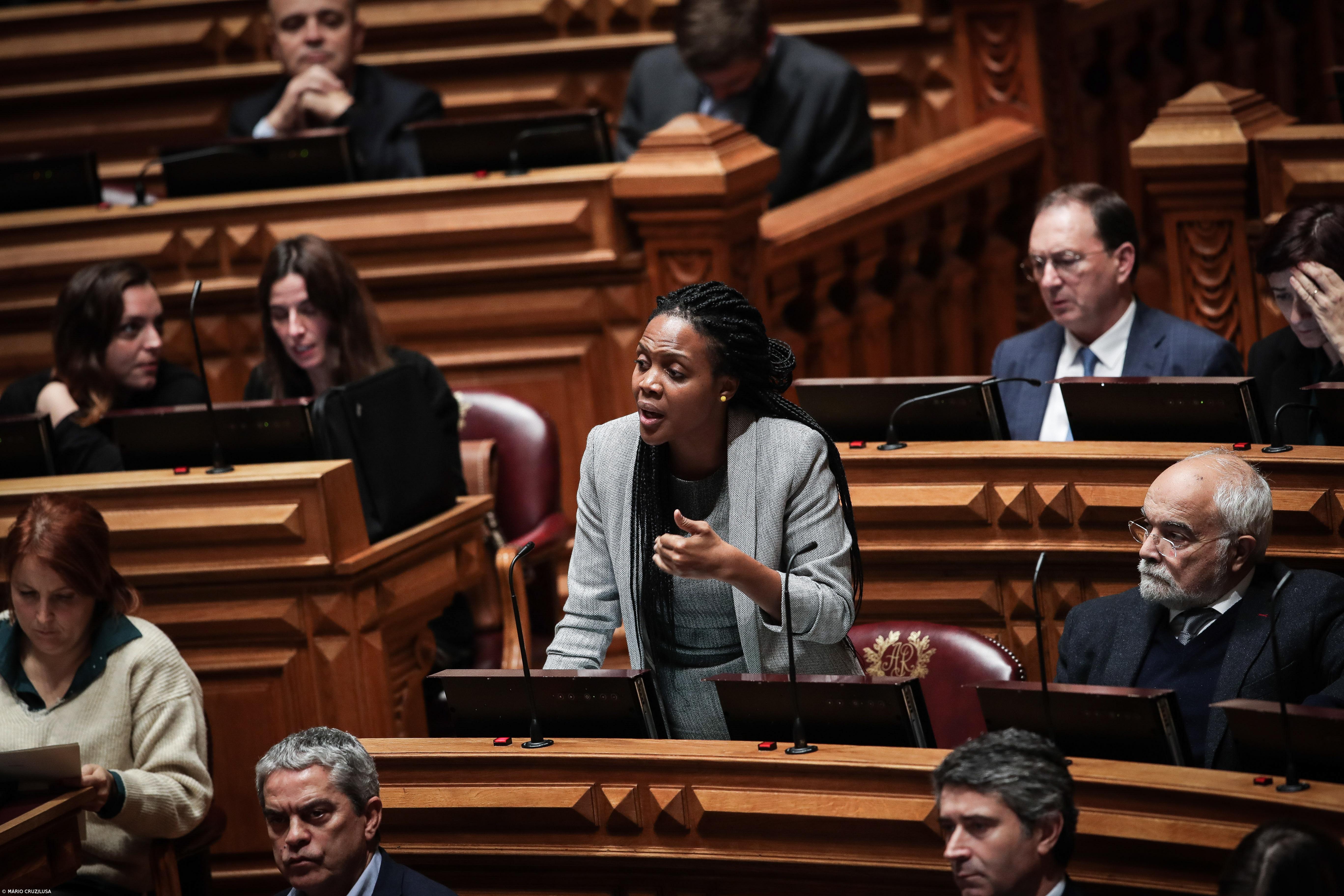 Joacine Katar Moreira passa a sentar-se na última fila entre PS e BE – Imagem 1