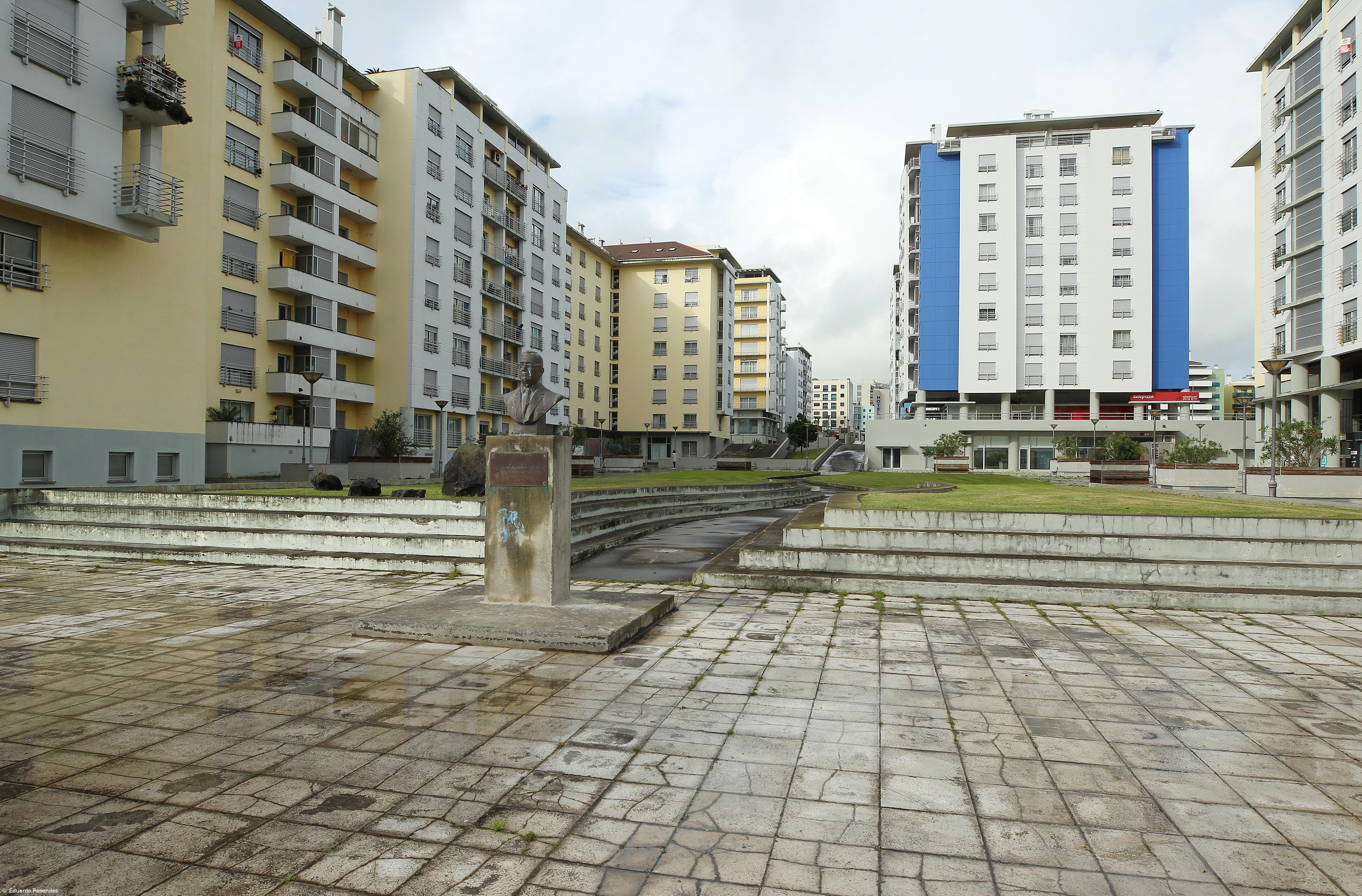 Reparação de praça na Oceanus divide moradores e autarquia  – Imagem 1