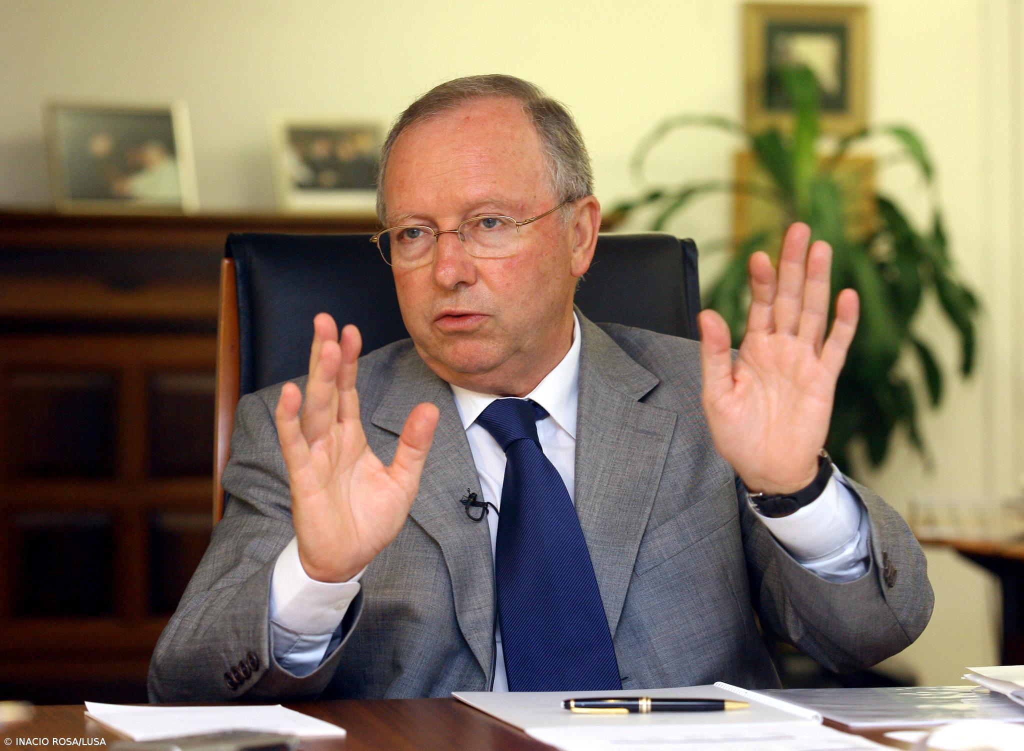 Correia de Campos defende exclusividade dos médicos no sector público – Imagem 1