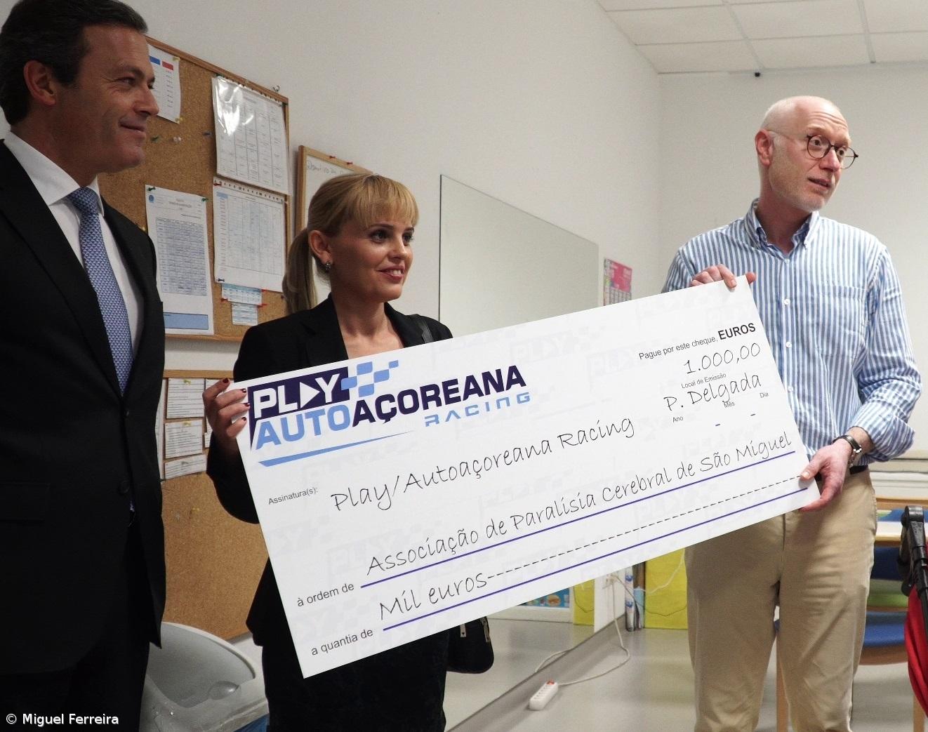 Play/AutoAçoreana doa mil euros à APCSM – Imagem 1