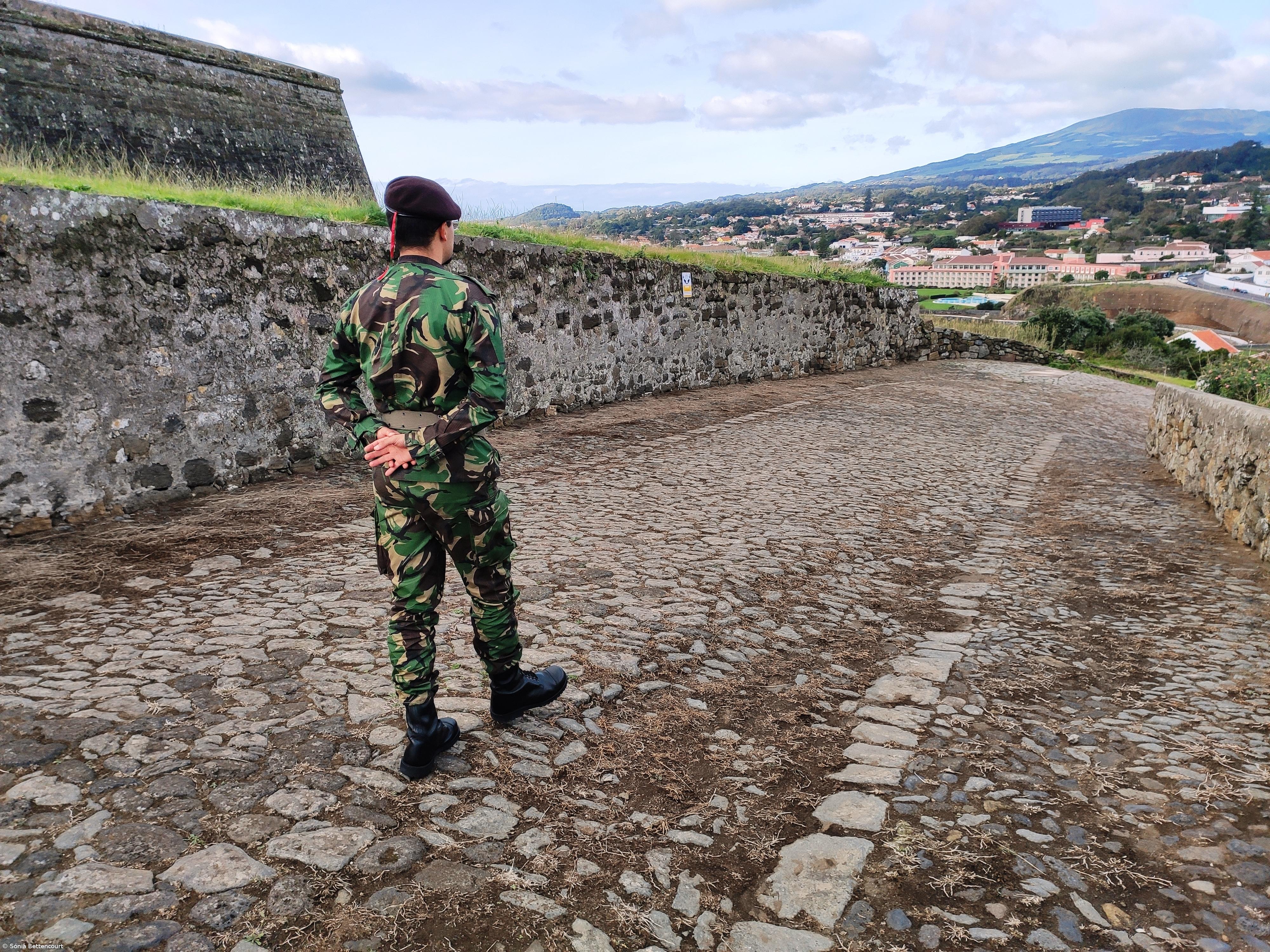 A fé também usa farda militar  – Imagem 1