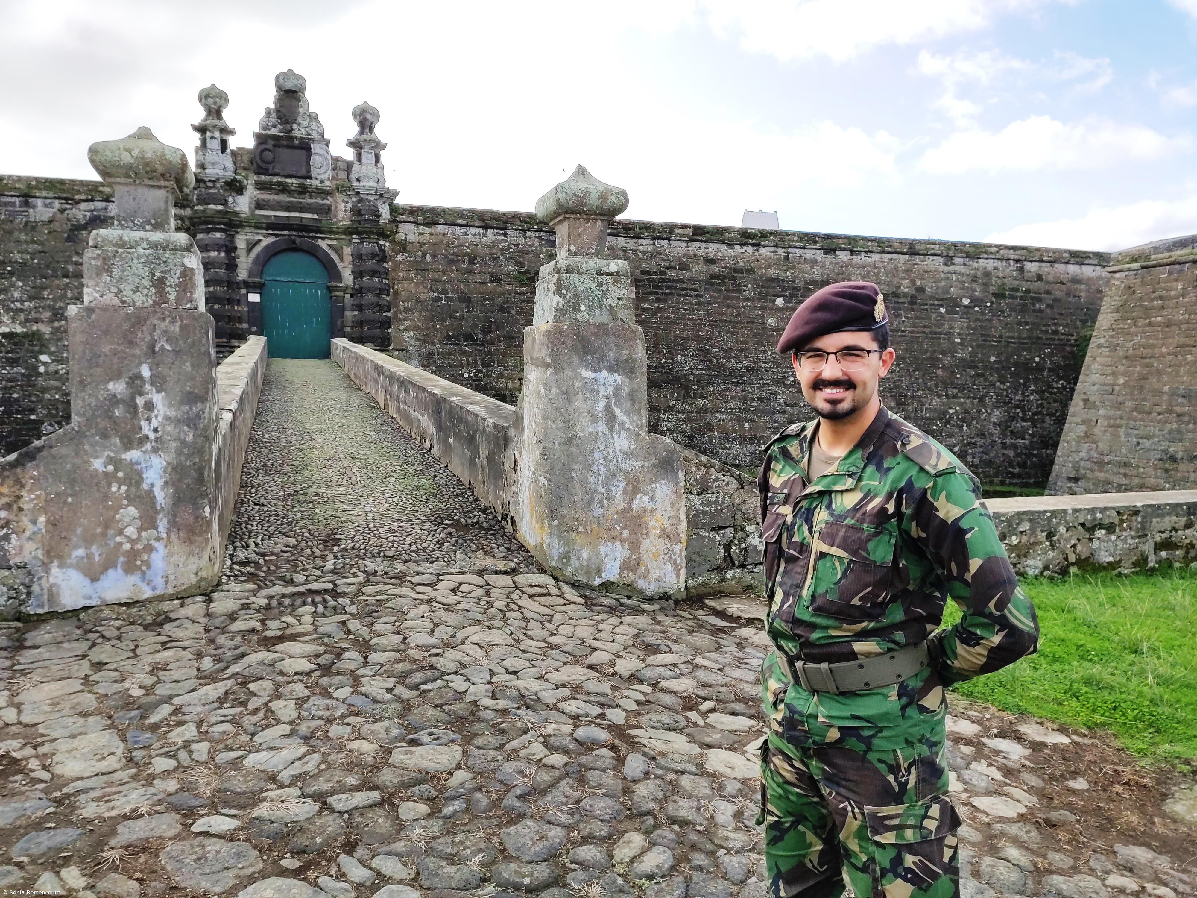 A fé também usa farda militar  – Imagem 2