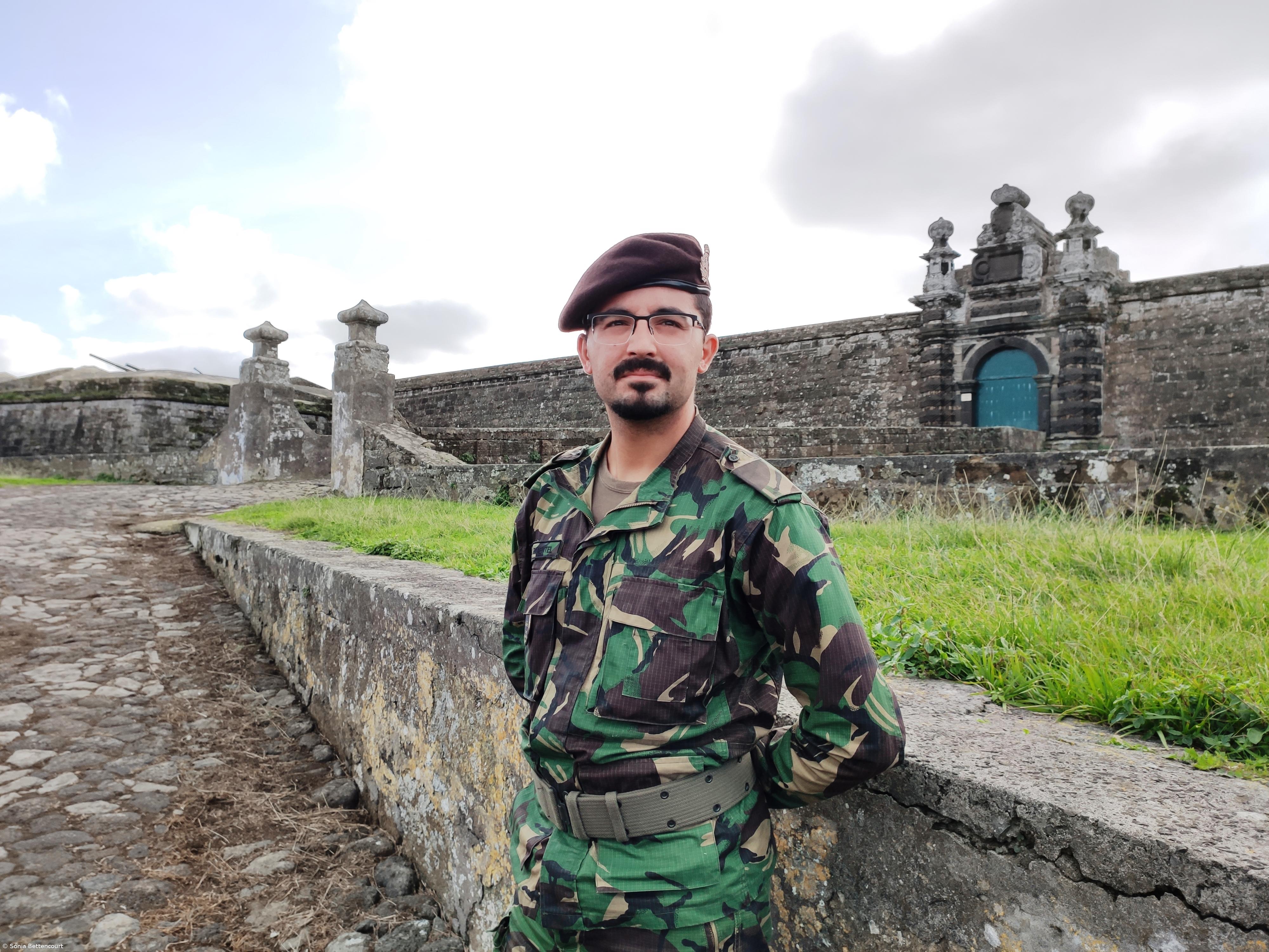 A fé também usa farda militar  – Imagem 3