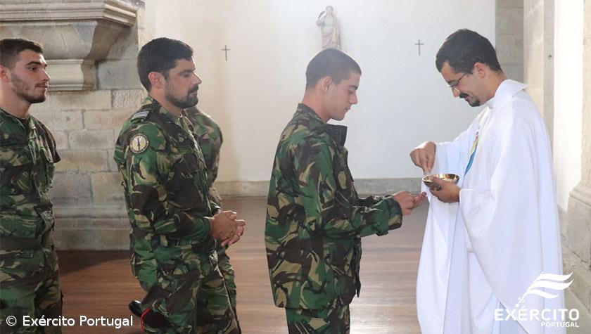 A fé também usa farda militar  – Imagem 4