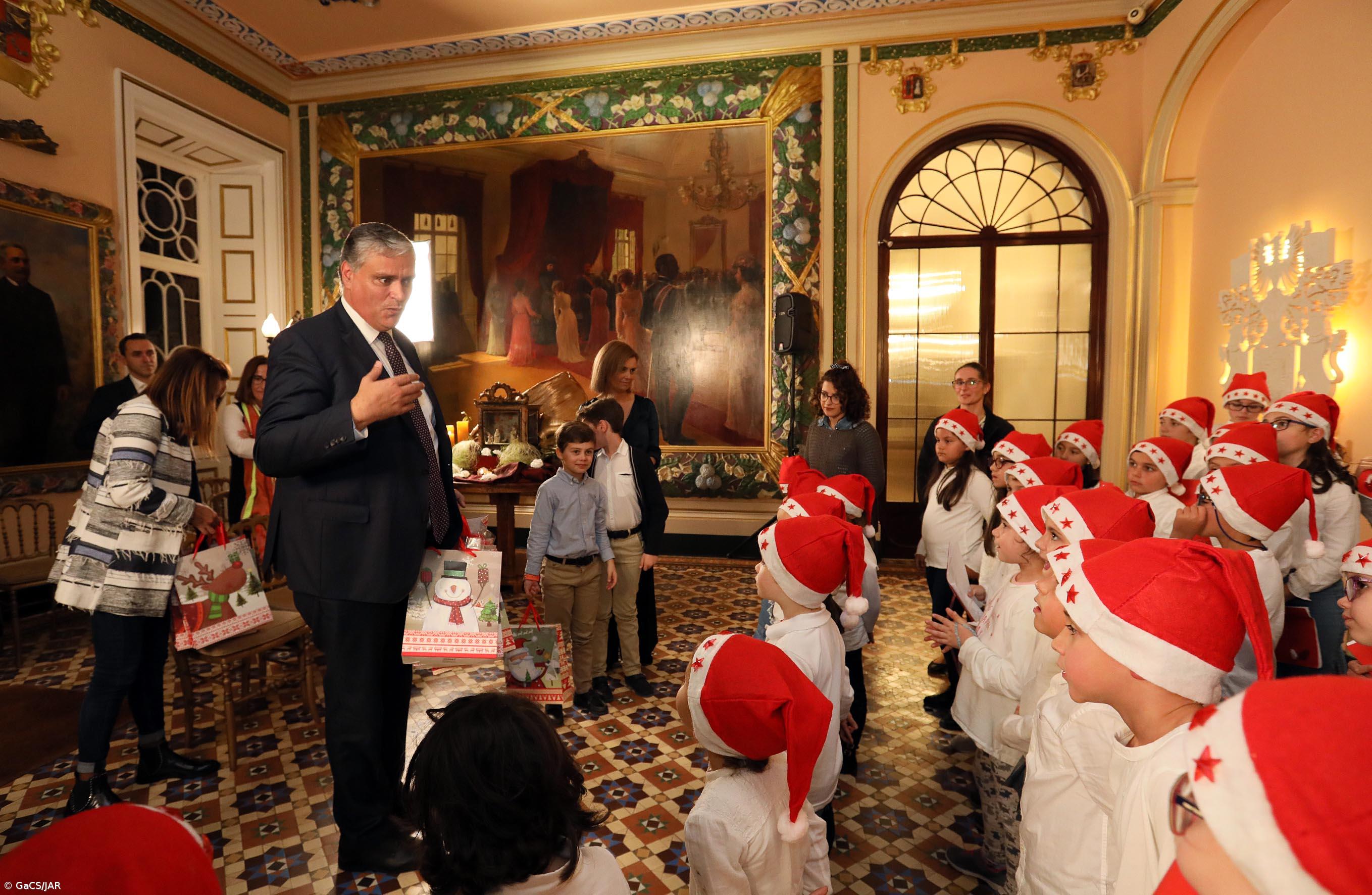 Crianças da Lagoa cumprem a tradição de inaugurar a Árvore de Natal da Presidência – Imagem 1