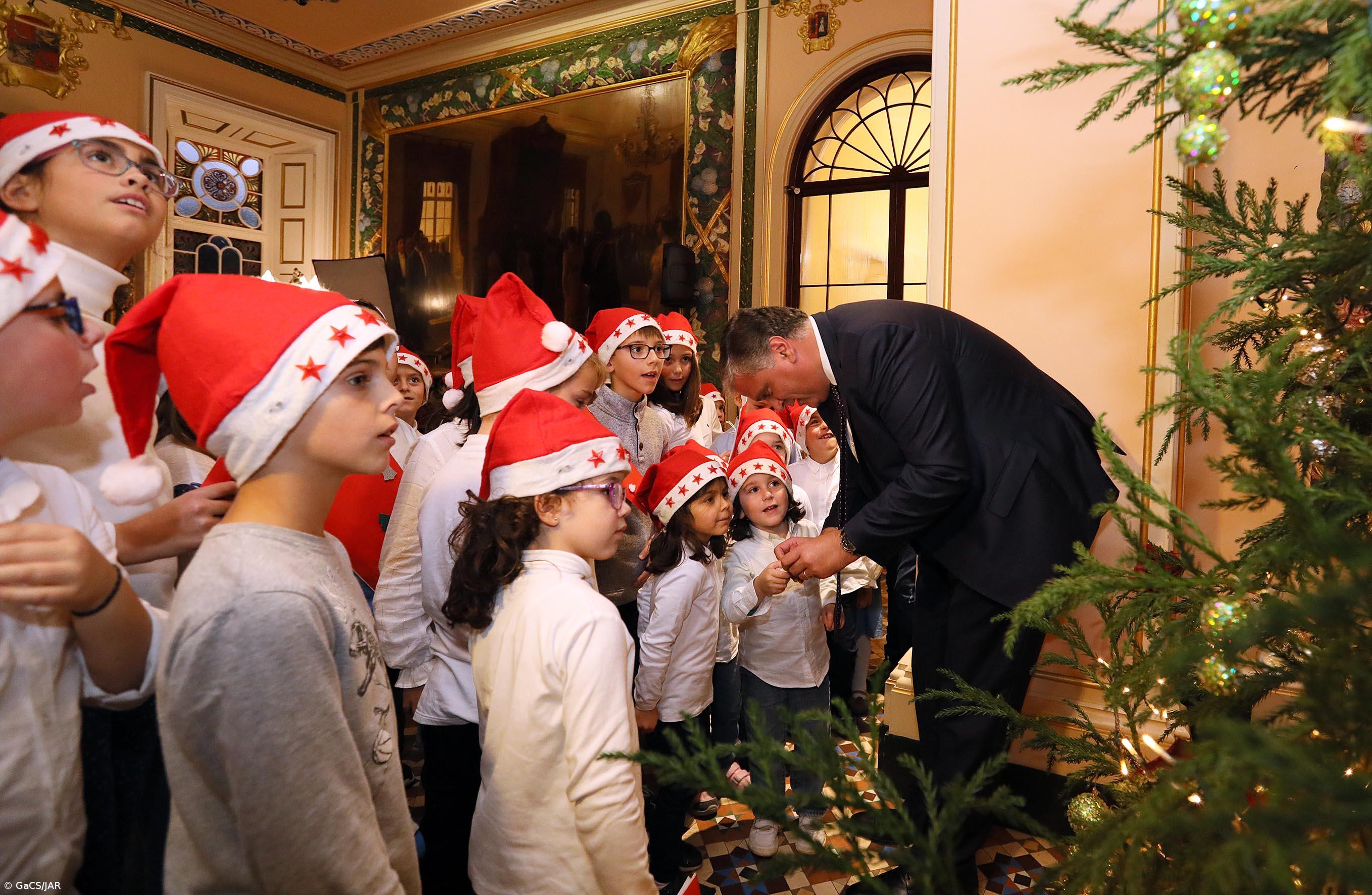 Crianças da Lagoa cumprem a tradição de inaugurar a Árvore de Natal da Presidência – Imagem 2