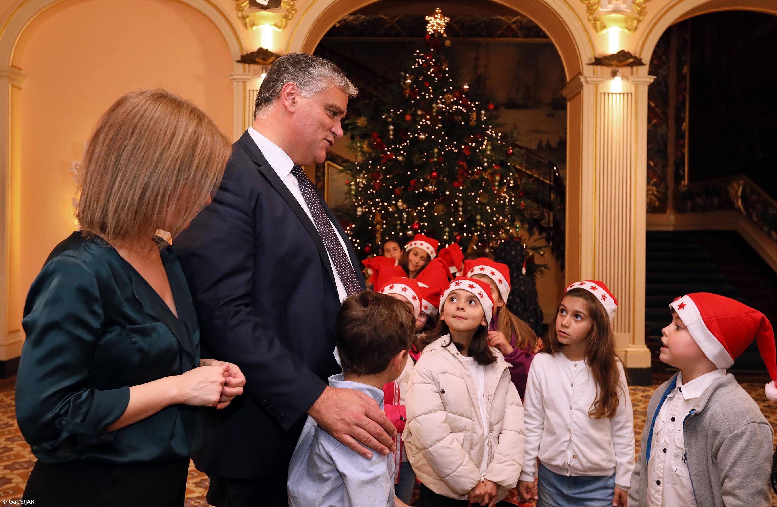 Crianças da Lagoa cumprem a tradição de inaugurar a Árvore de Natal da Presidência – Imagem 3
