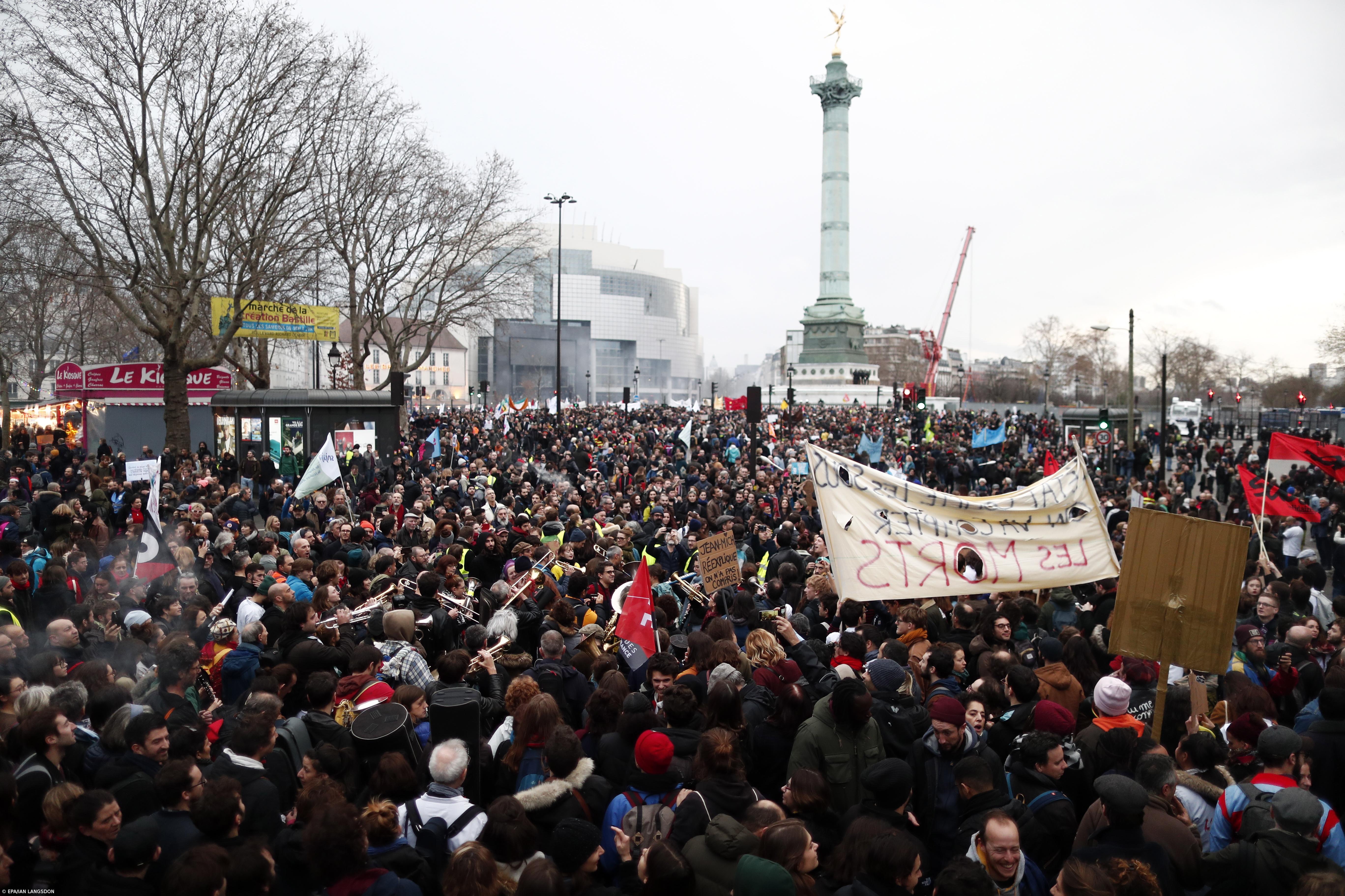 Greve geral "inédita" em França leva milhares à rua contra reforma do sistema de pensões – Imagem 1