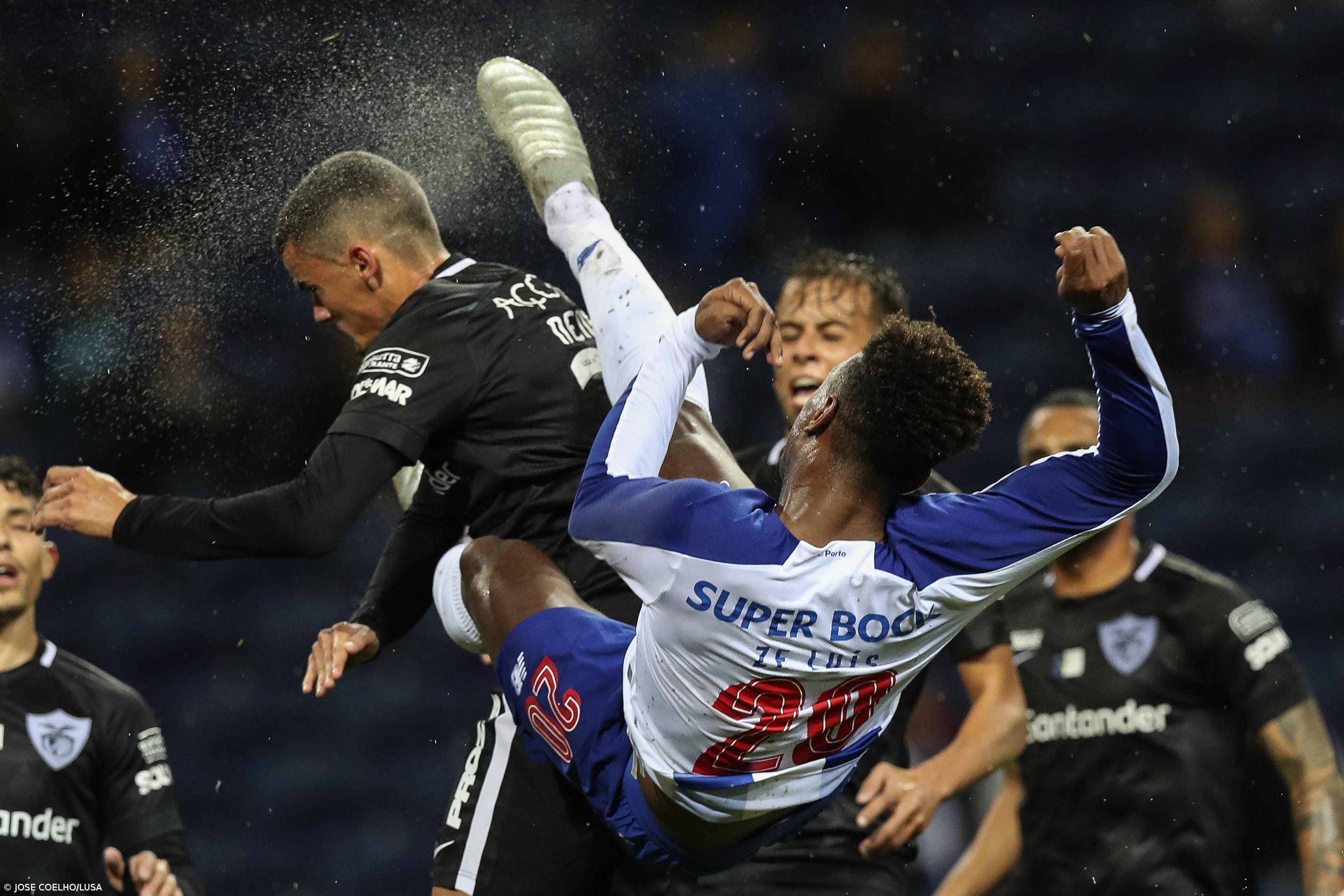 Jogador do Santa Clara transportado para o hospital após jogo com FC Porto – Imagem 1