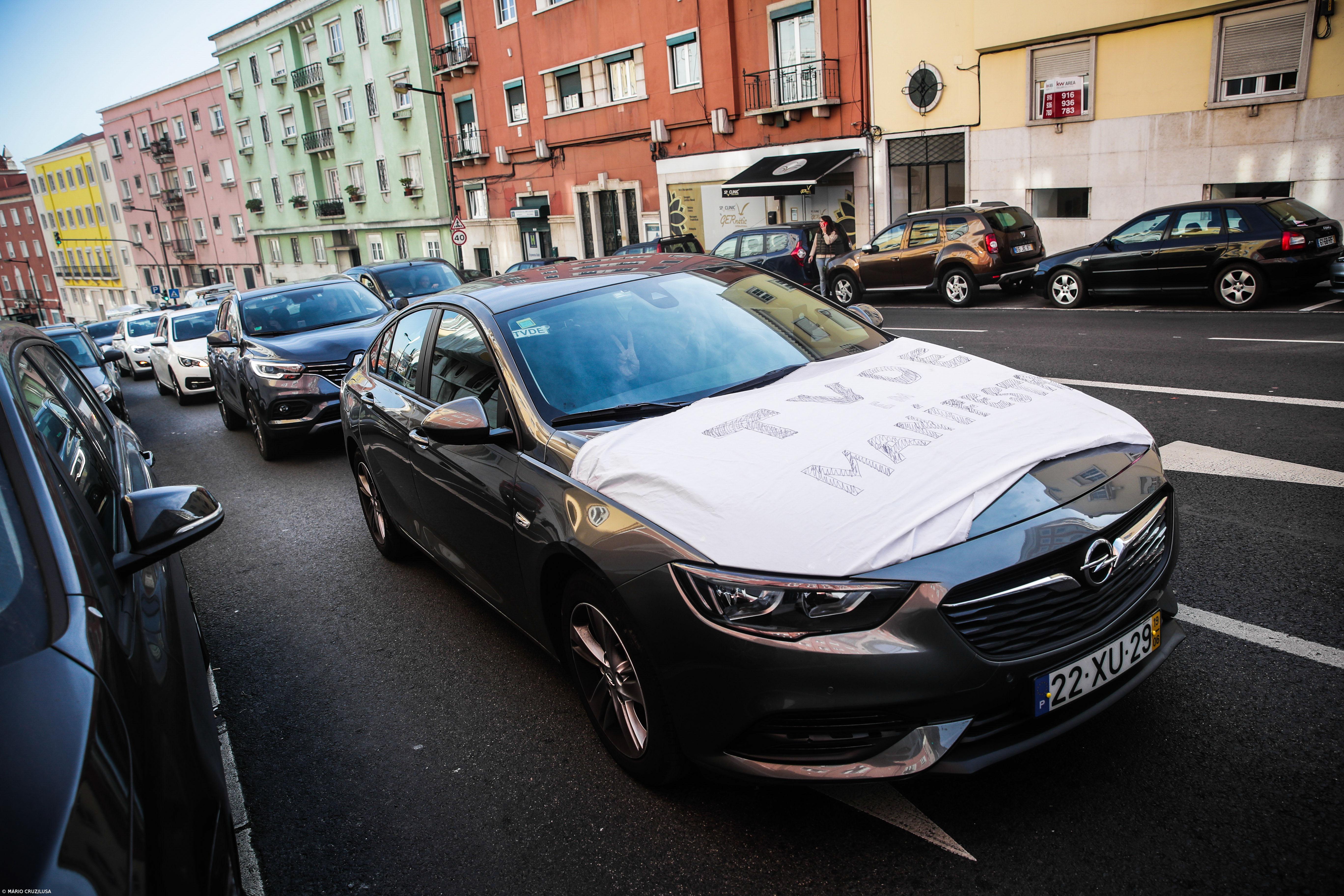 Centenas de carros da Uber em protesto buzinam em frente à empresa – Imagem 1