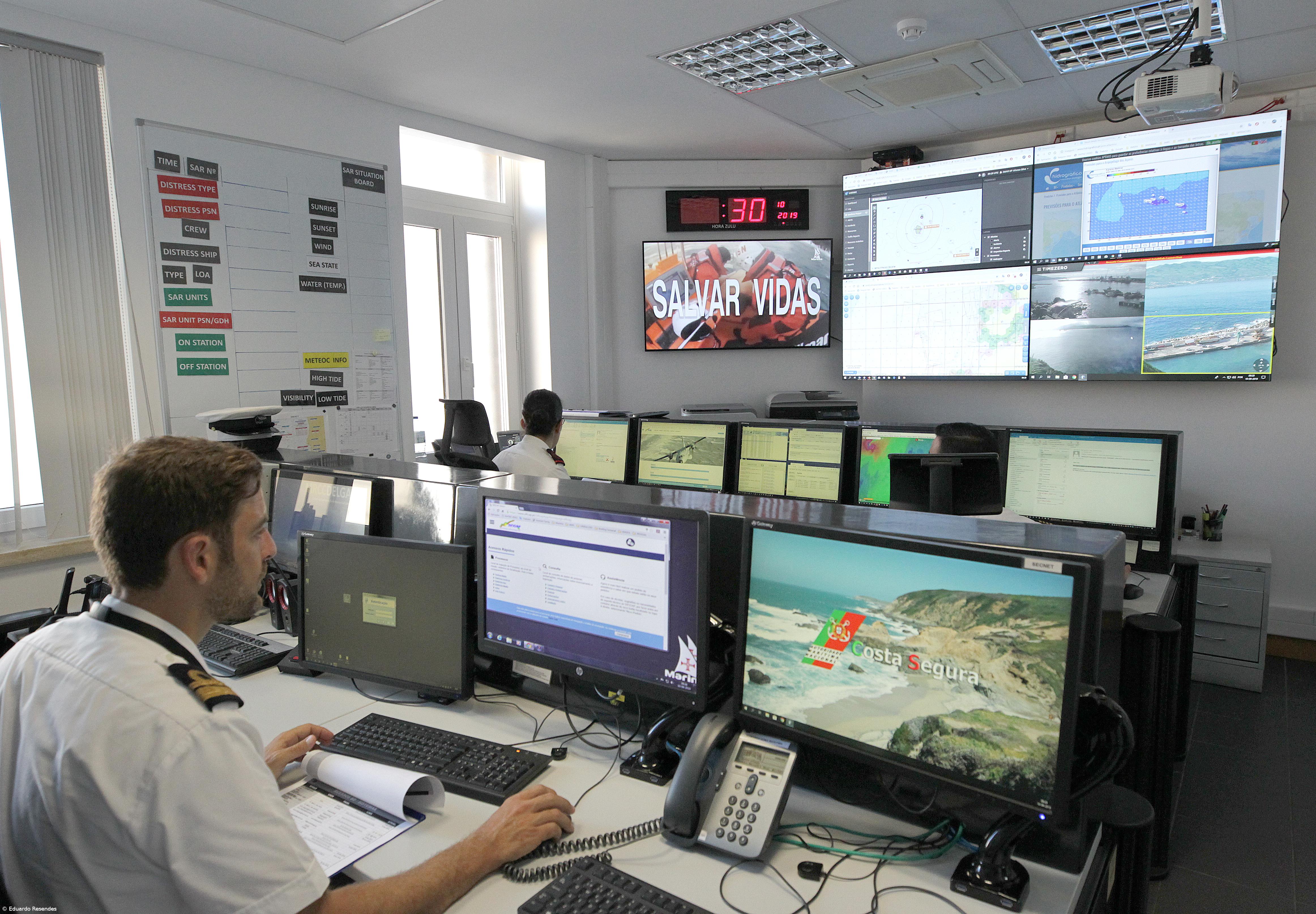 Veleiro alemão sem combustível e pouca água assistido ao largo dos Açores – Imagem 1