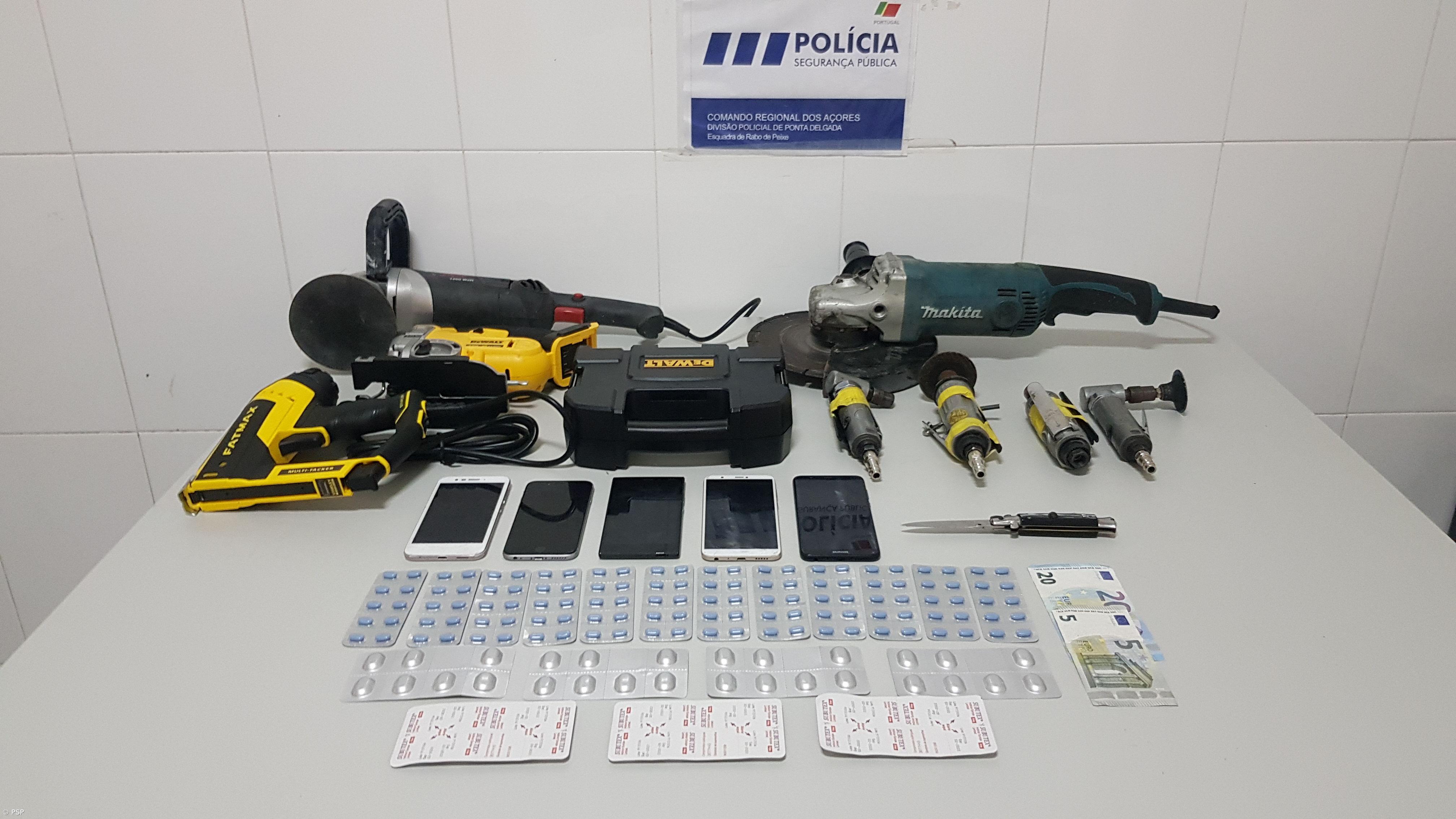 Detido homem em Rabo de Peixe por tráfico de estupefacientes e posse de arma proibida – Imagem 1