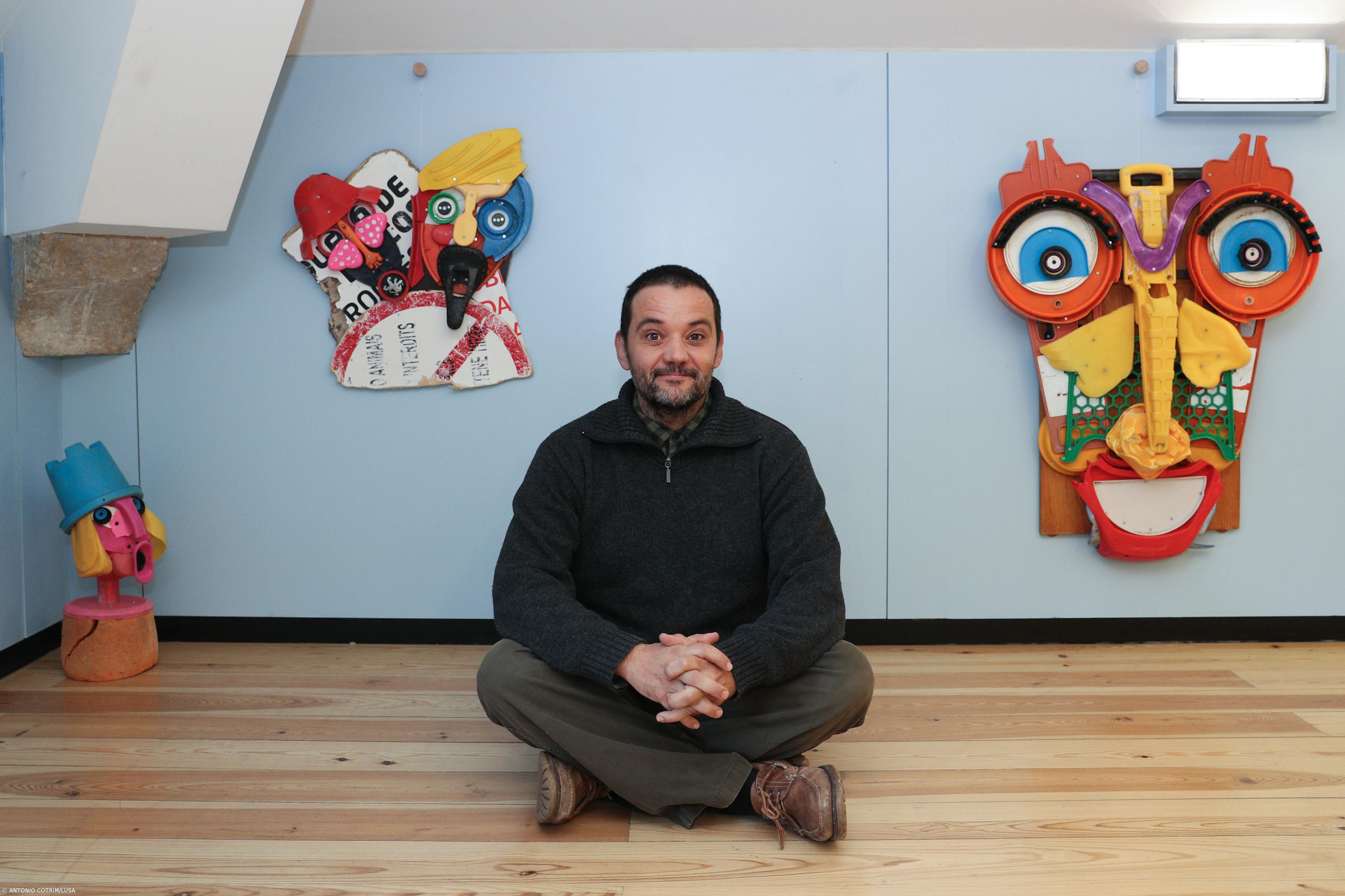 Personagens criadas com plástico recolhido em praias em exposição no LU.CA em Lisboa – Imagem 1