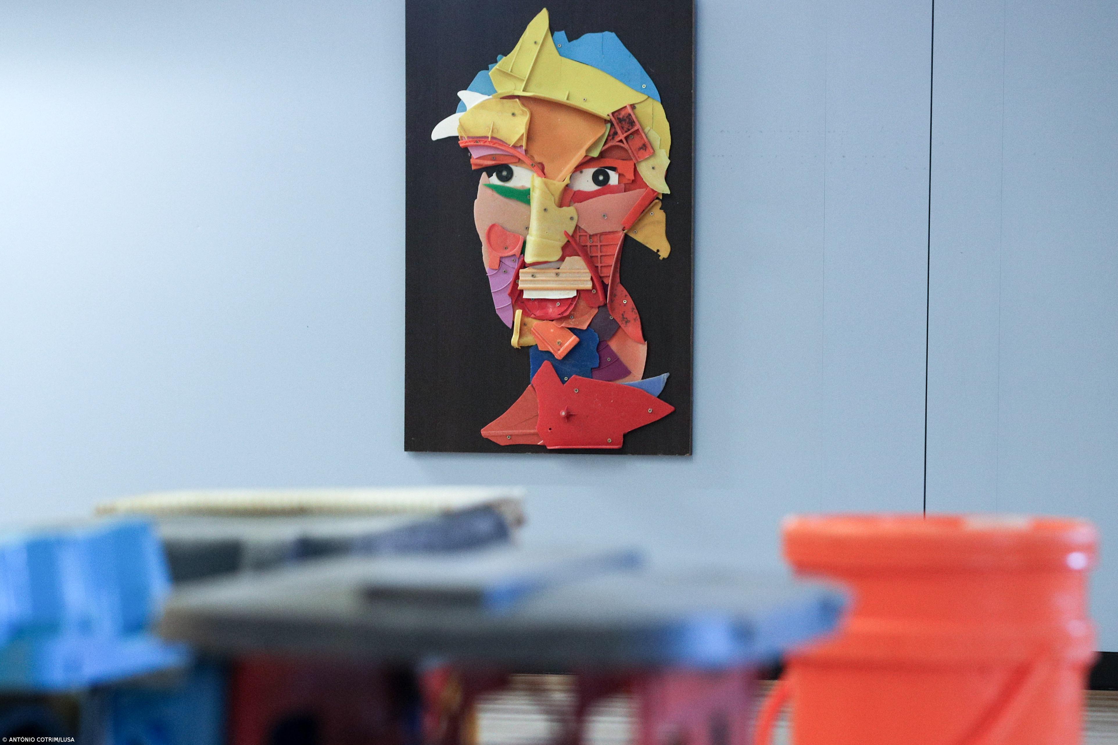 Personagens criadas com plástico recolhido em praias em exposição no LU.CA em Lisboa – Imagem 2