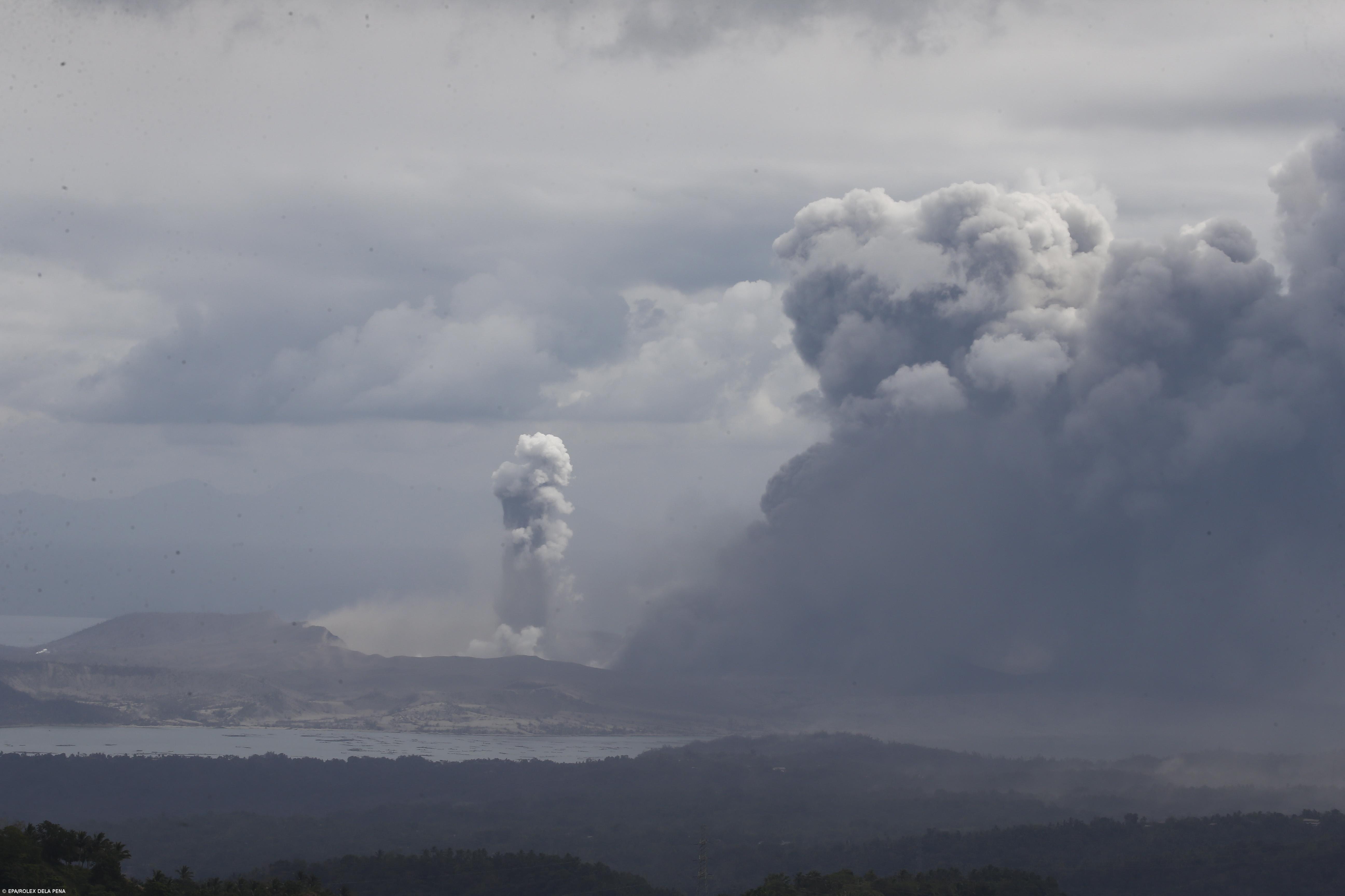 Vulcão nas Filipinas obriga a fechar escolas, serviços públicos e aeroporto de Manila – Imagem 1