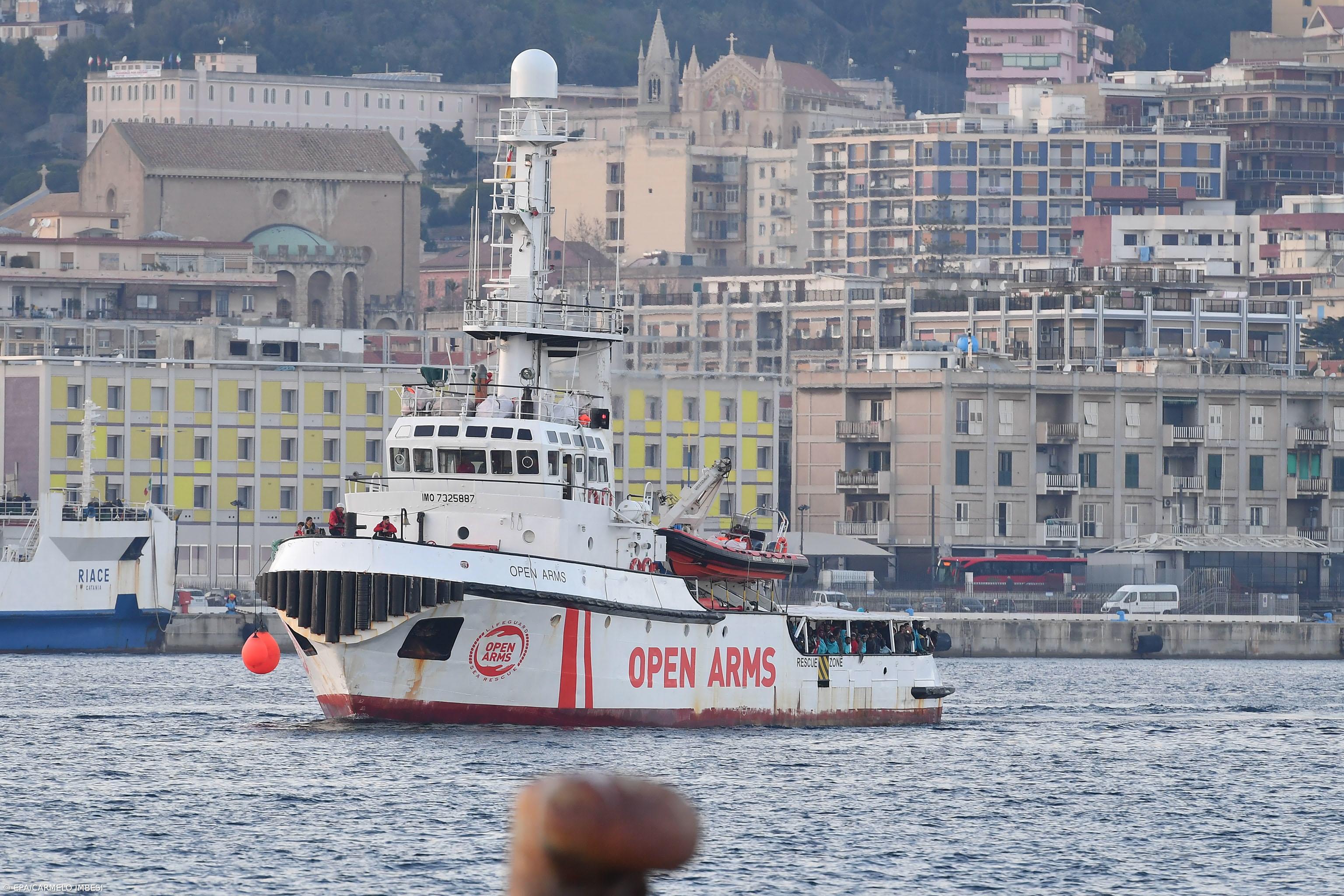 Open Arms pede para desembarcar 363 migrantes que recolheu no Mar Mediterrâneo – Imagem 1