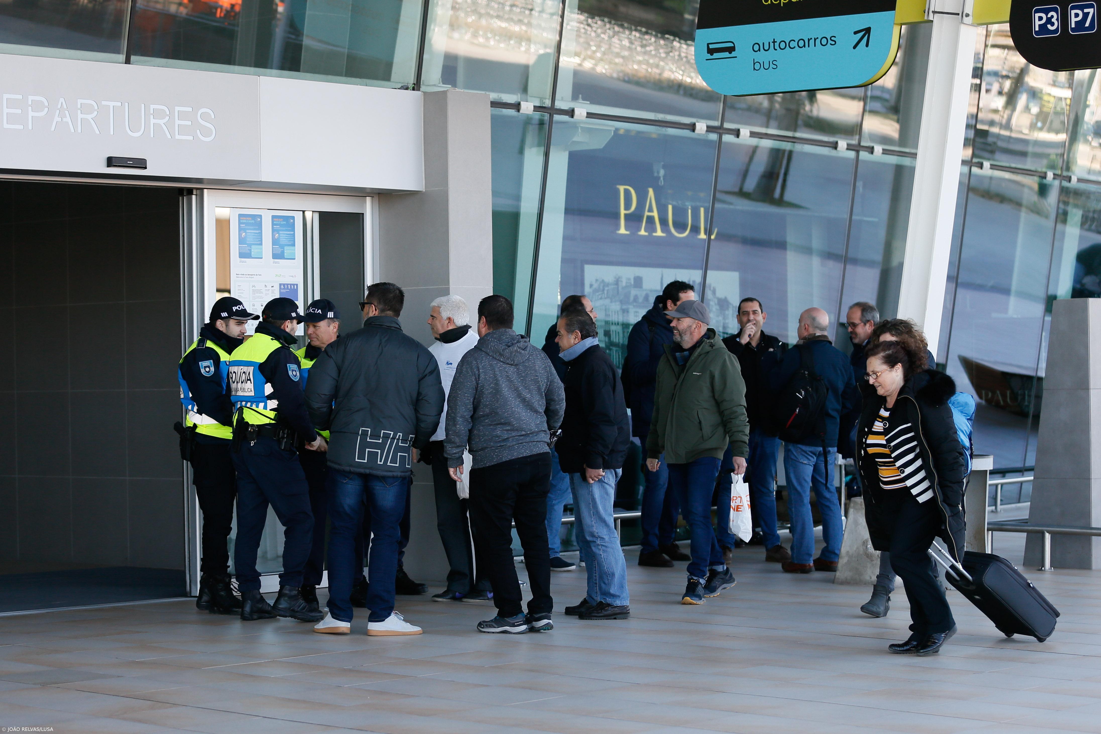 Movimento Zero mobiliza cerca de uma centena de manifestantes junto ao Aeroporto de Lisboa – Imagem 1