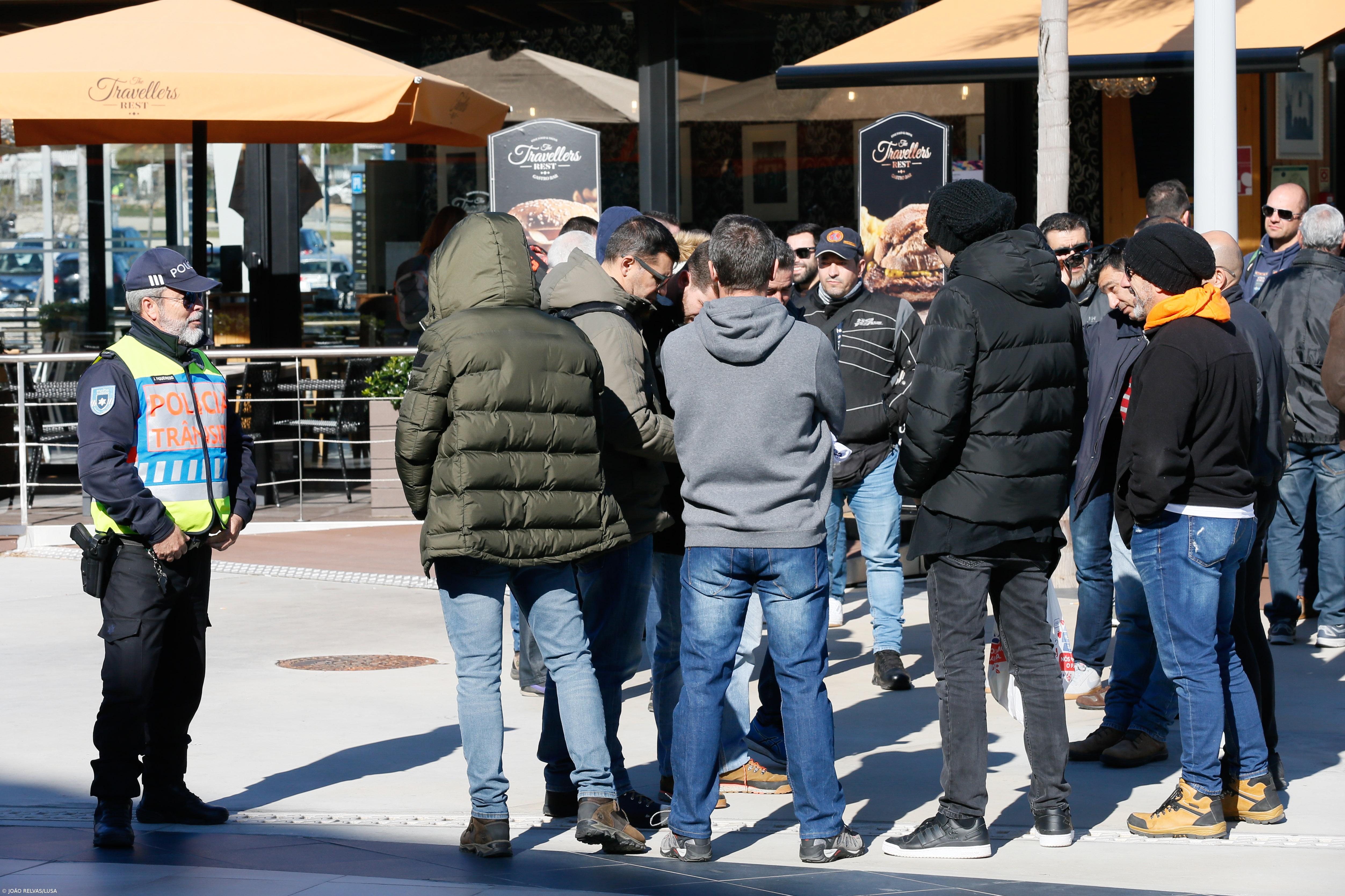 Movimento Zero mobiliza cerca de uma centena de manifestantes junto ao Aeroporto de Lisboa – Imagem 2