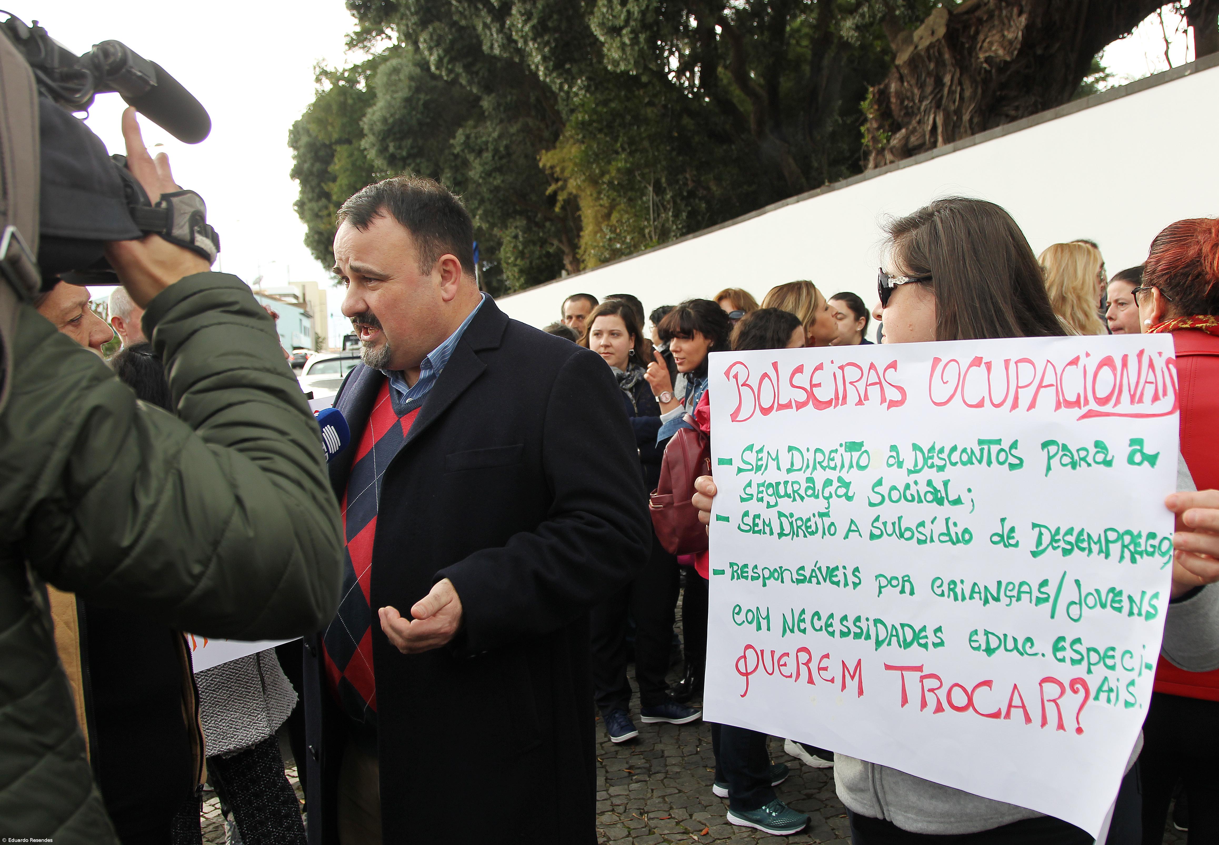 Precários das escolas de São Miguel querem integrar os quadros – Imagem 1