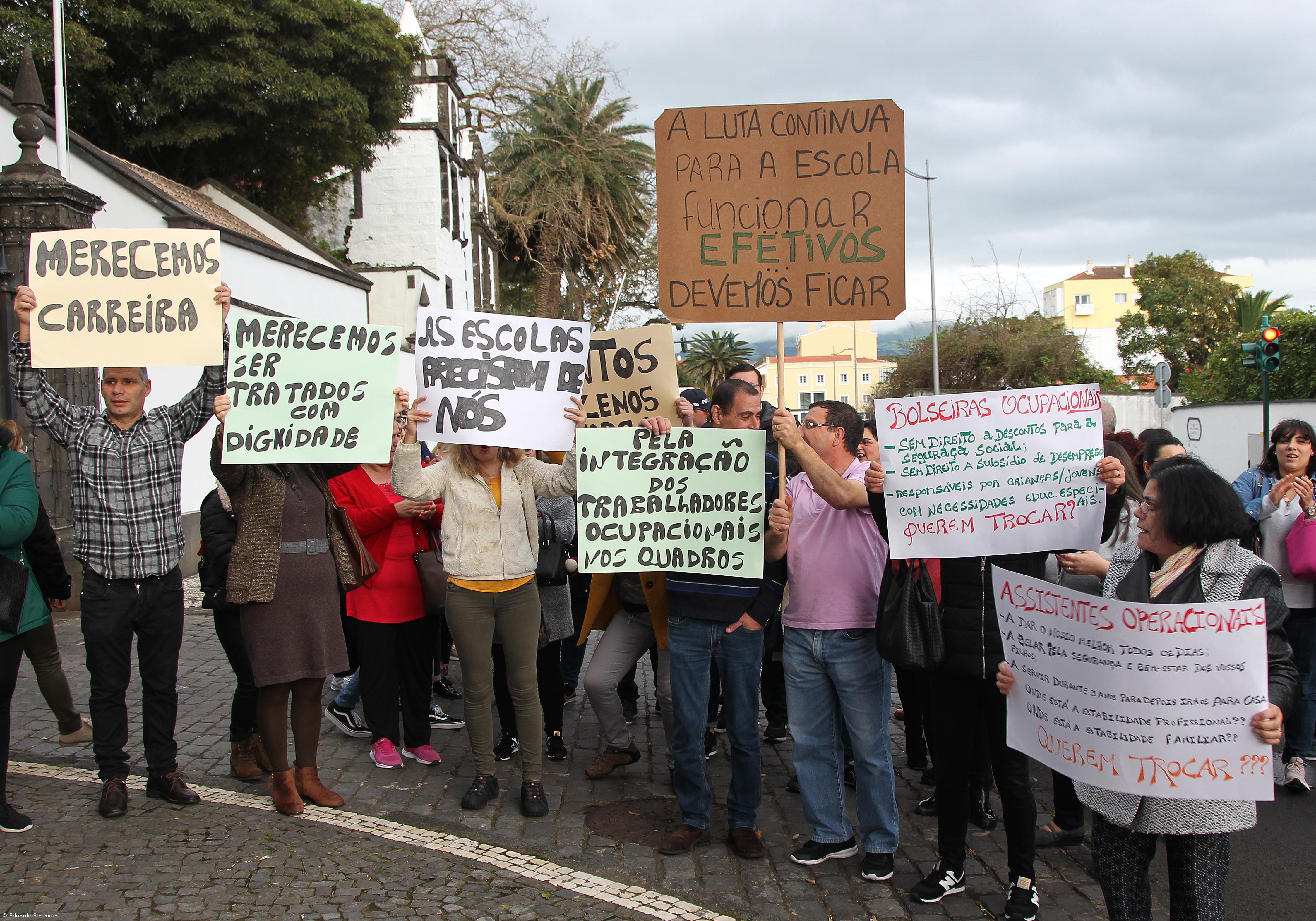 Precários pedem ao Governo dos Açores programa de integração nos quadros das escolas – Imagem 1