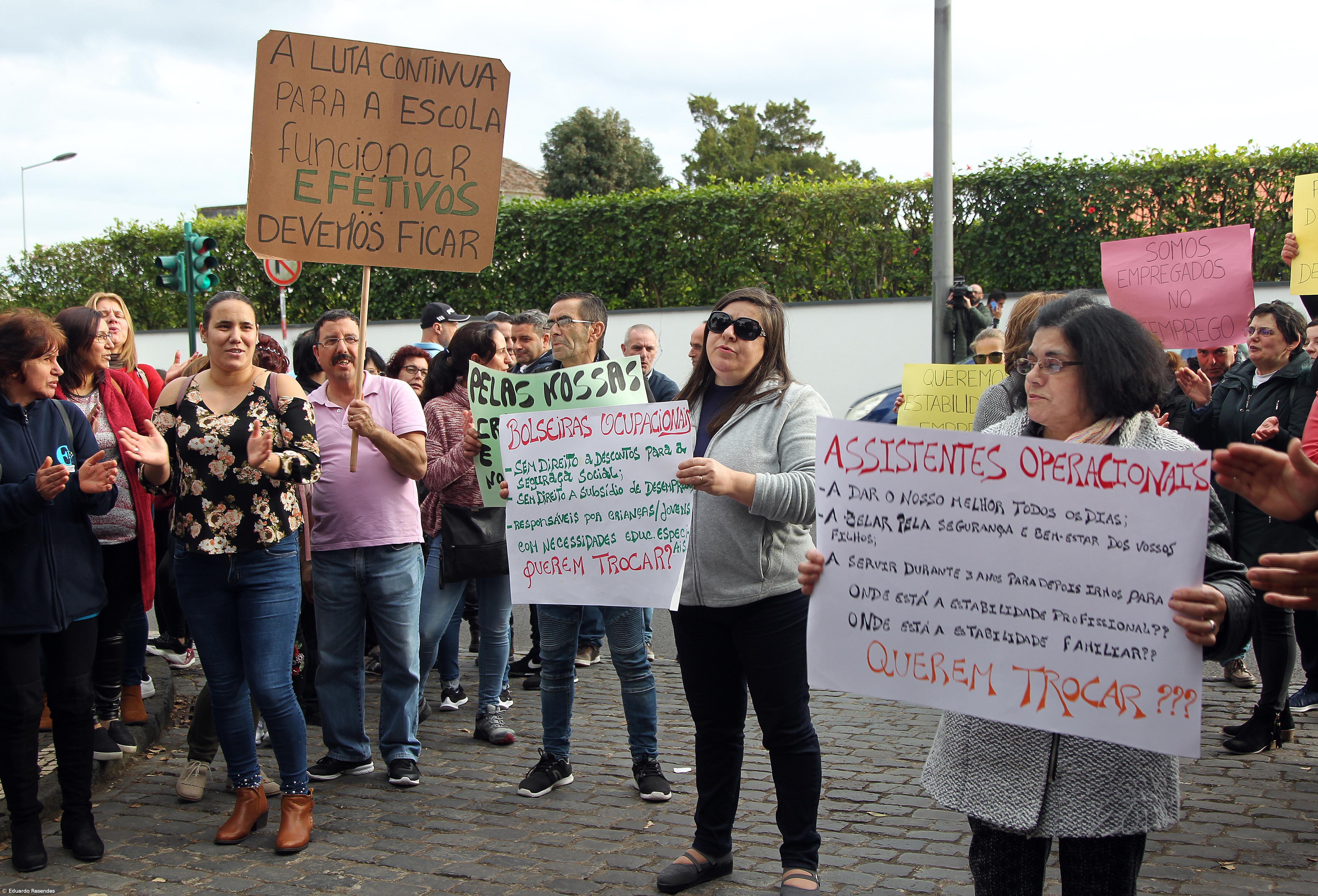 Precários das escolas de São Miguel querem integrar os quadros – Imagem 3