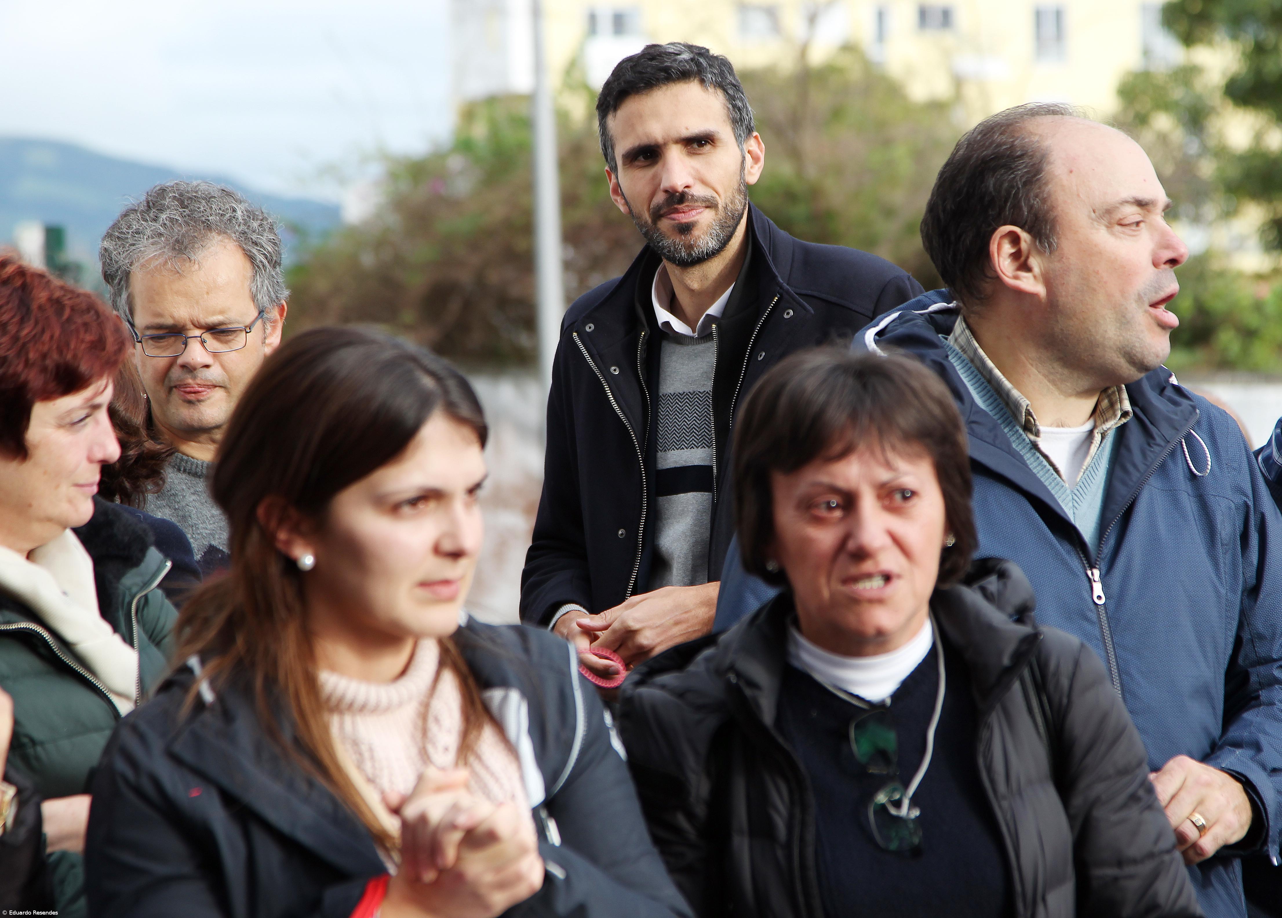 Precários das escolas de São Miguel querem integrar os quadros – Imagem 5