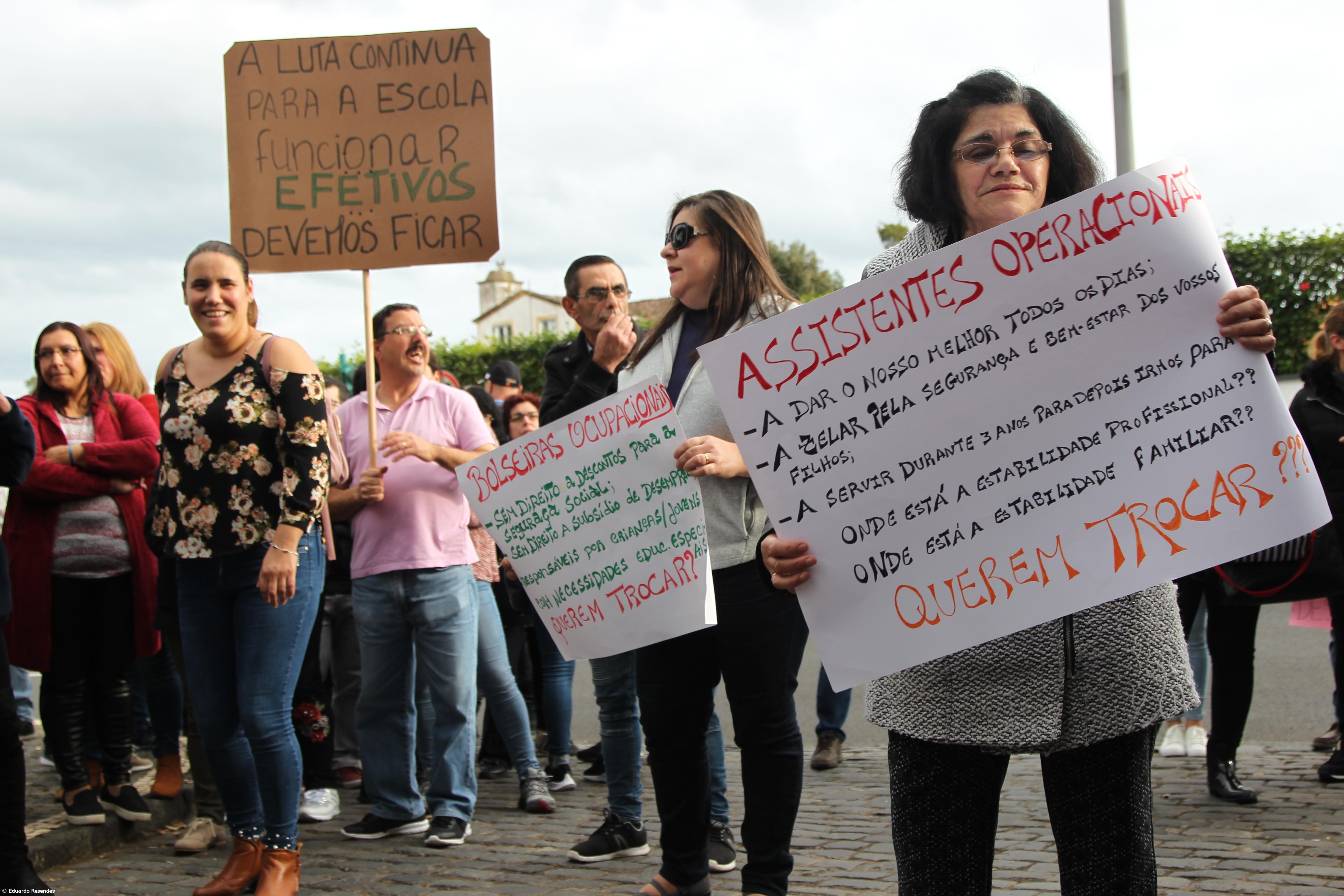 Precários das escolas de São Miguel querem integrar os quadros – Imagem 4