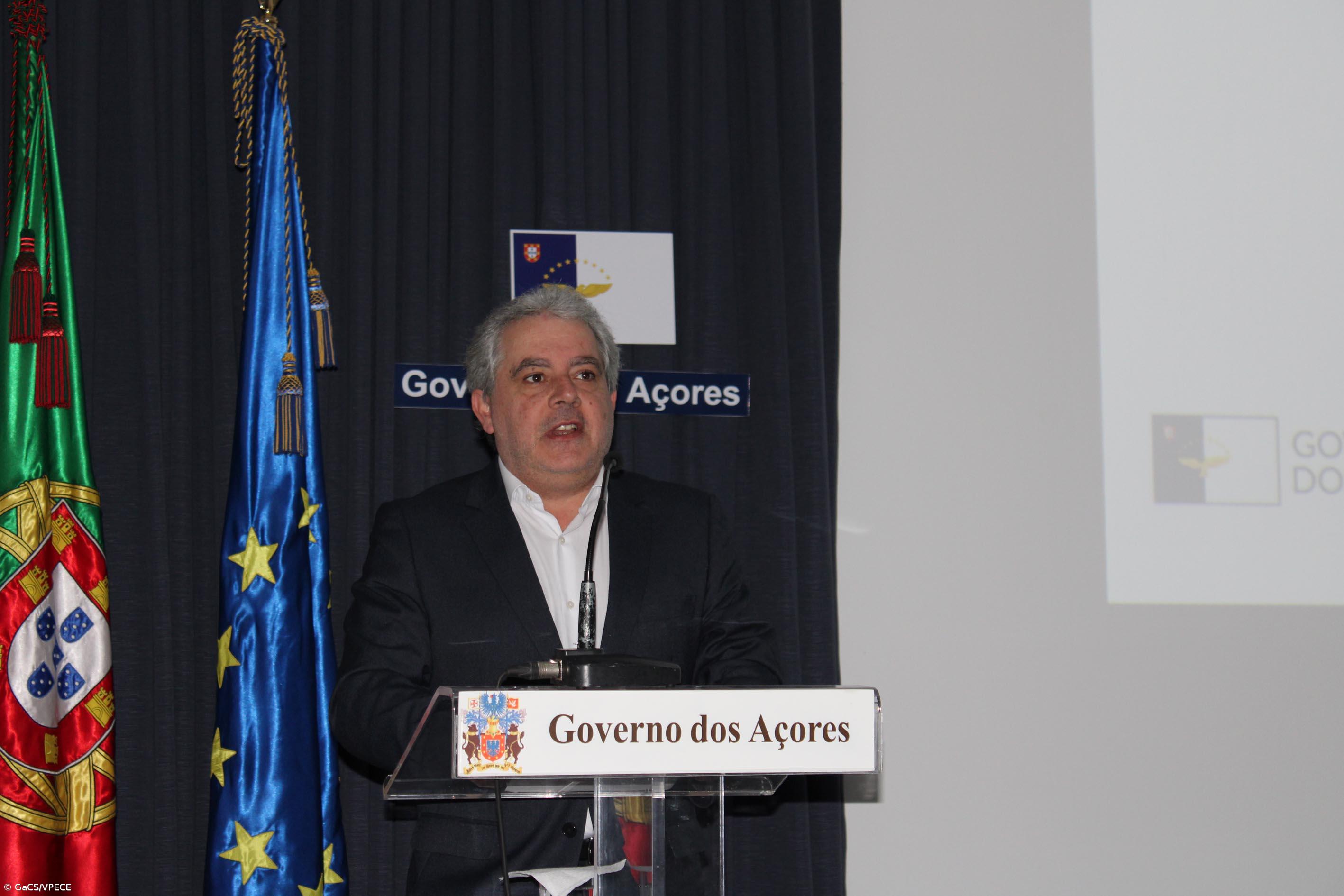 Mais 827 jovens açorianos integraram este mês o mercado de trabalho ao abrigo dos programas Estagiar L e T – Imagem 1