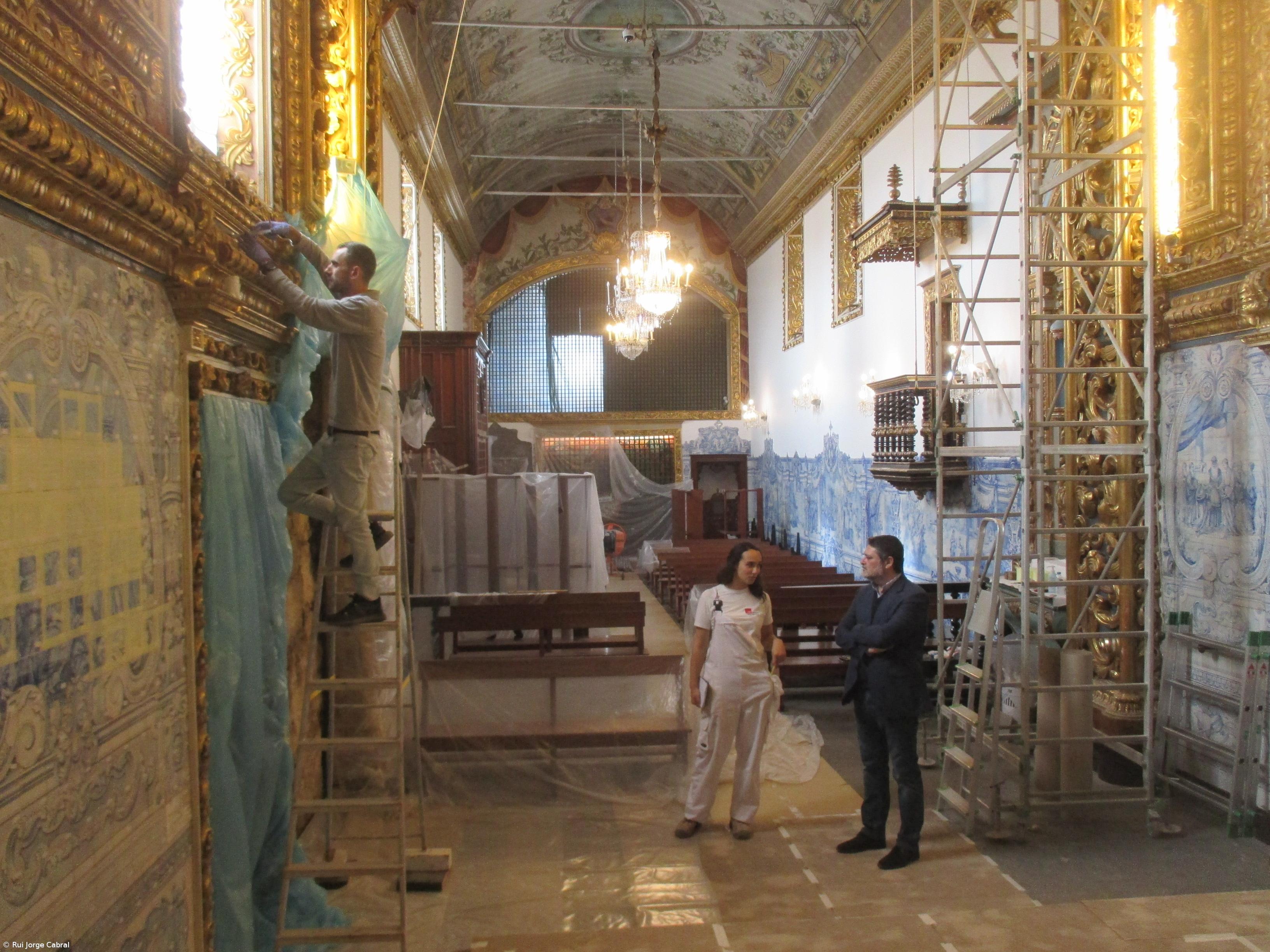 Equipa restaura azulejos que contam vida de Madre Teresa – Imagem 3