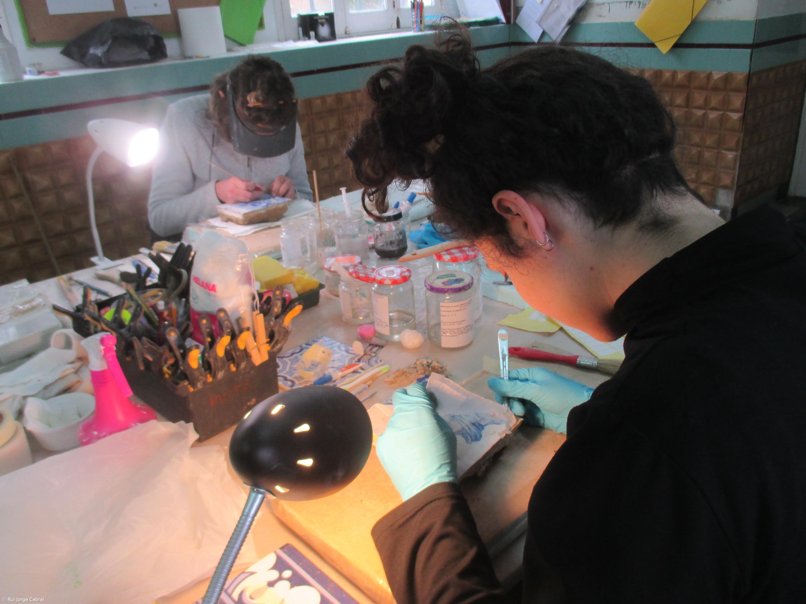 Equipa restaura azulejos que contam vida de Madre Teresa – Imagem 4