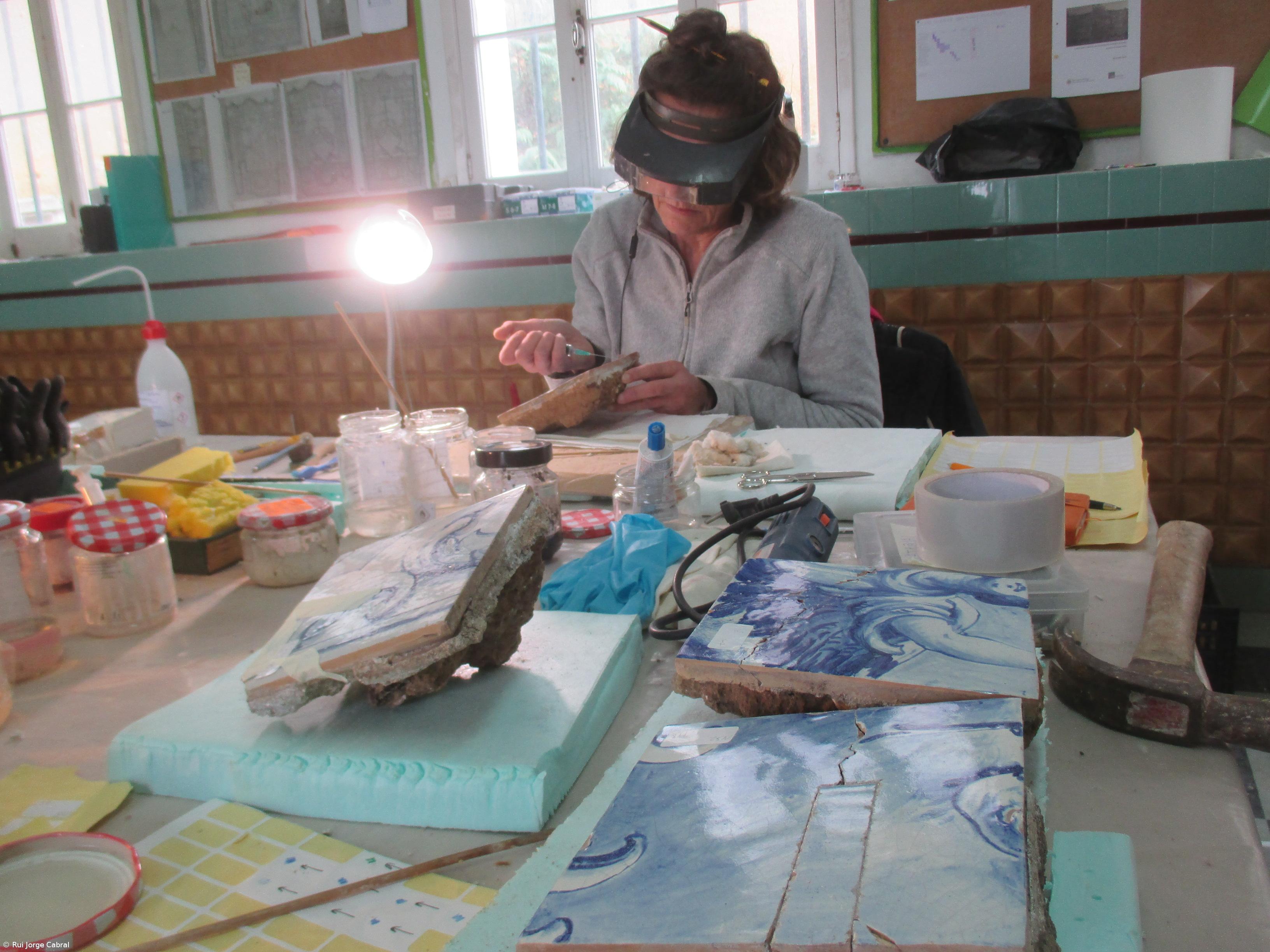 Equipa restaura azulejos que contam vida de Madre Teresa – Imagem 7