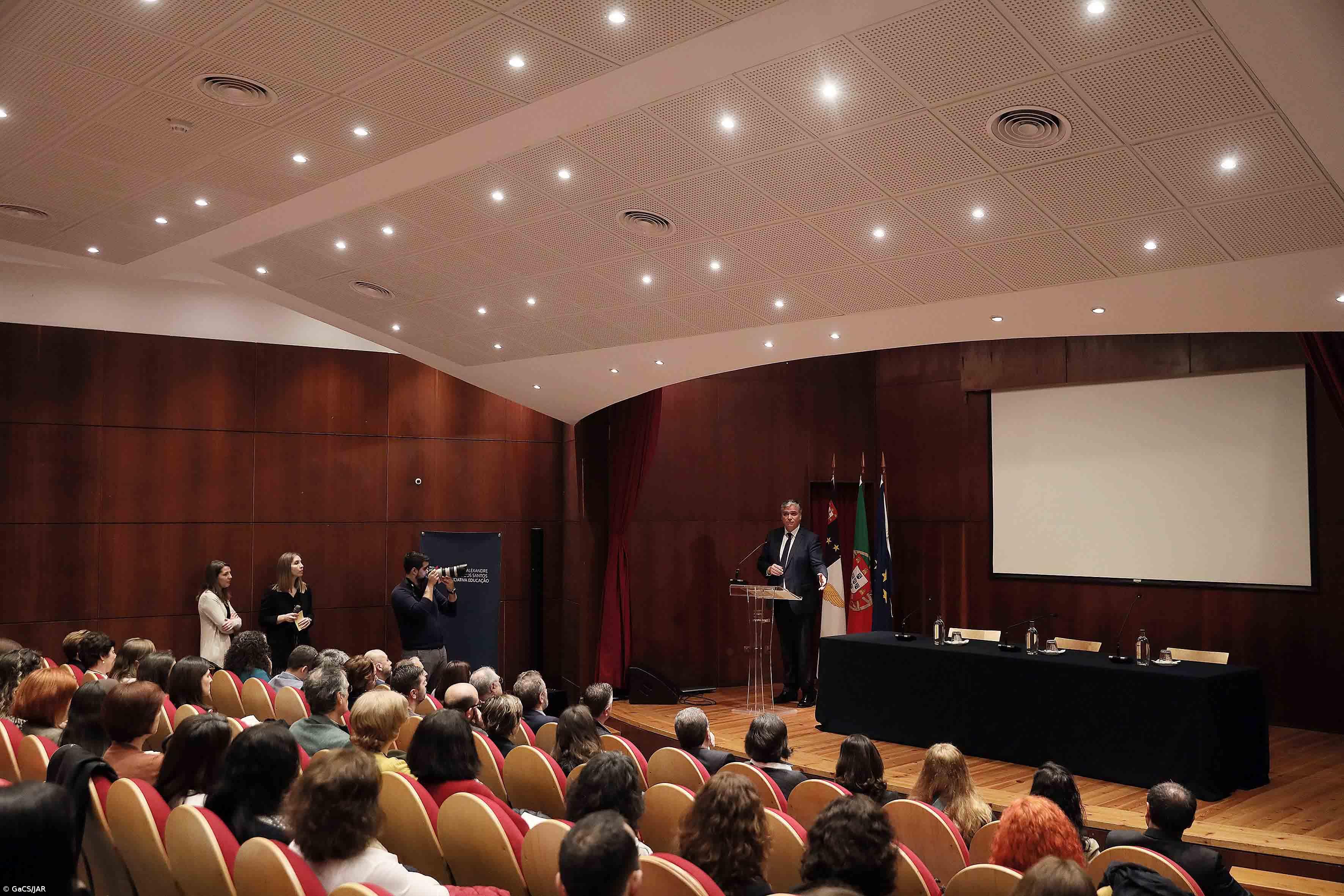 Governo dos Açores quer analisar afetação de recursos humanos na educação  – Imagem 1