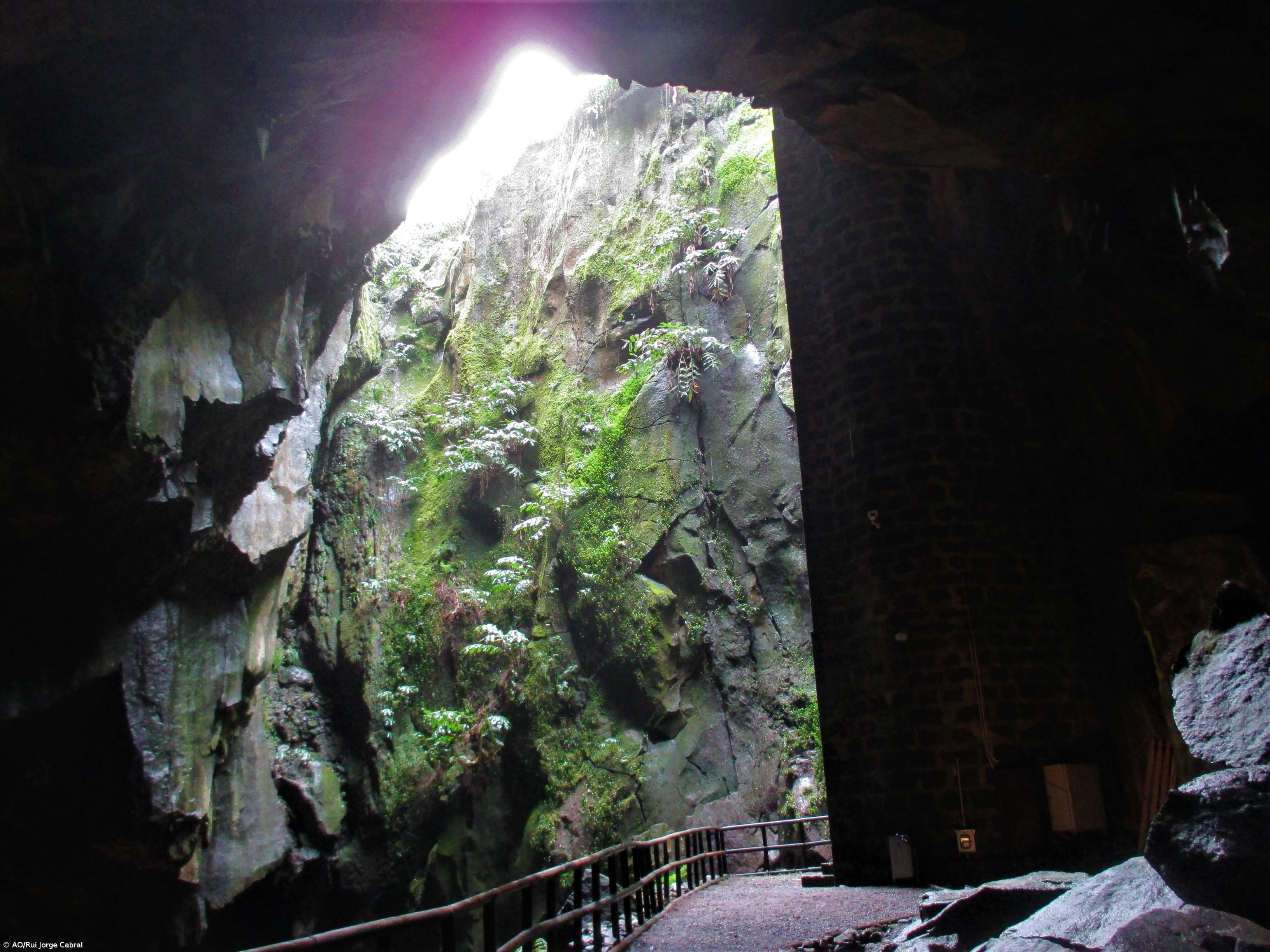 Maior abóbada vulcânica da Europa com recorde de visitas – Imagem 4