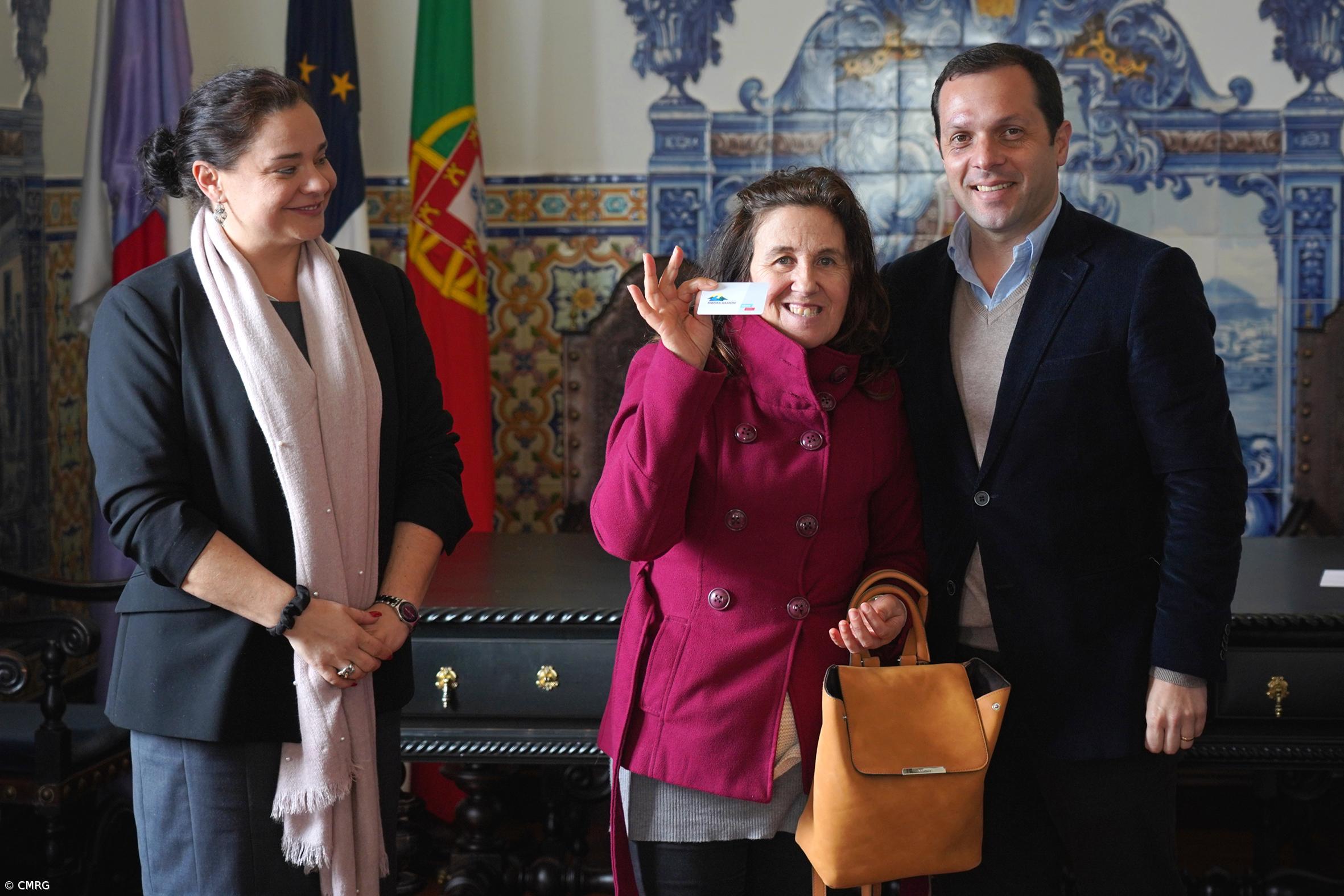 Câmara da Ribeira Grande entrega primeiros cartões do programa abem: – Imagem 3