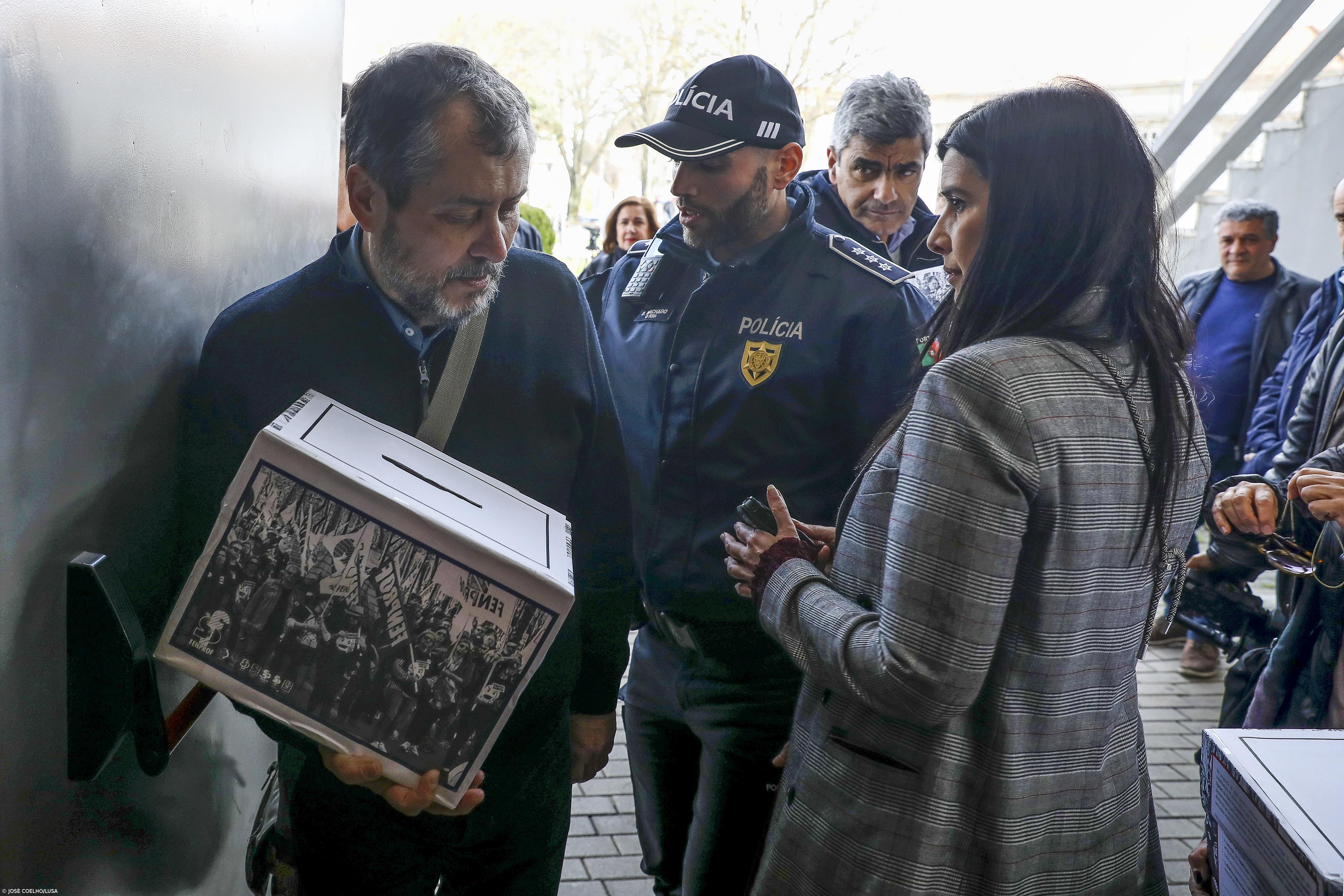 Líder da Fenprof tenta invadir Conselho de Ministros depois de Costa evitar manifestantes – Imagem 1