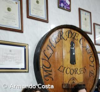 Fábrica de Licores Mulher de Capote – Imagem 1