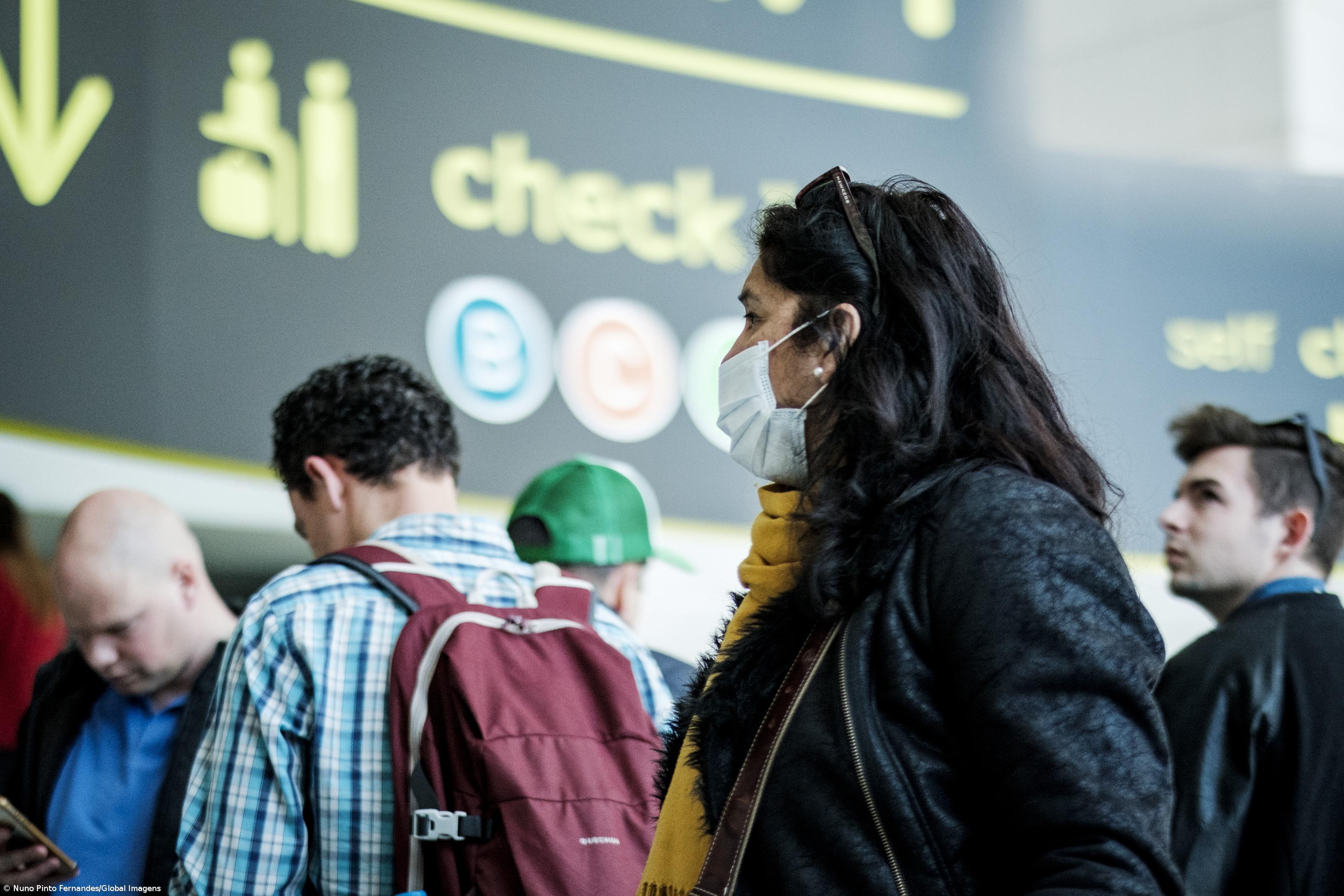 Passageiros que chegam por via aérea recebem folhetos com regras – Imagem 1