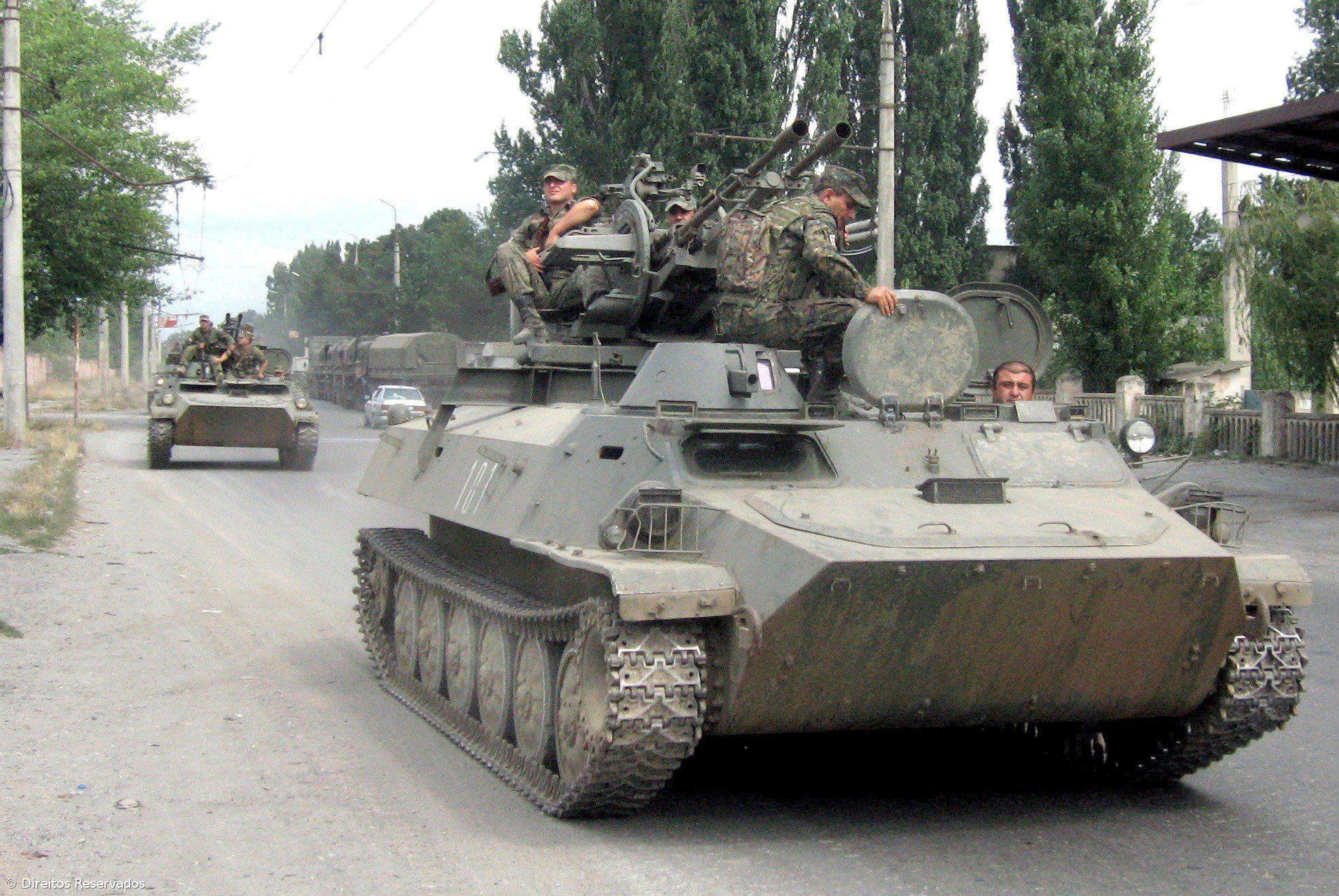 Tropas e blindados russos estacionados a 40 quilómetros de Tbilissi – Imagem 1