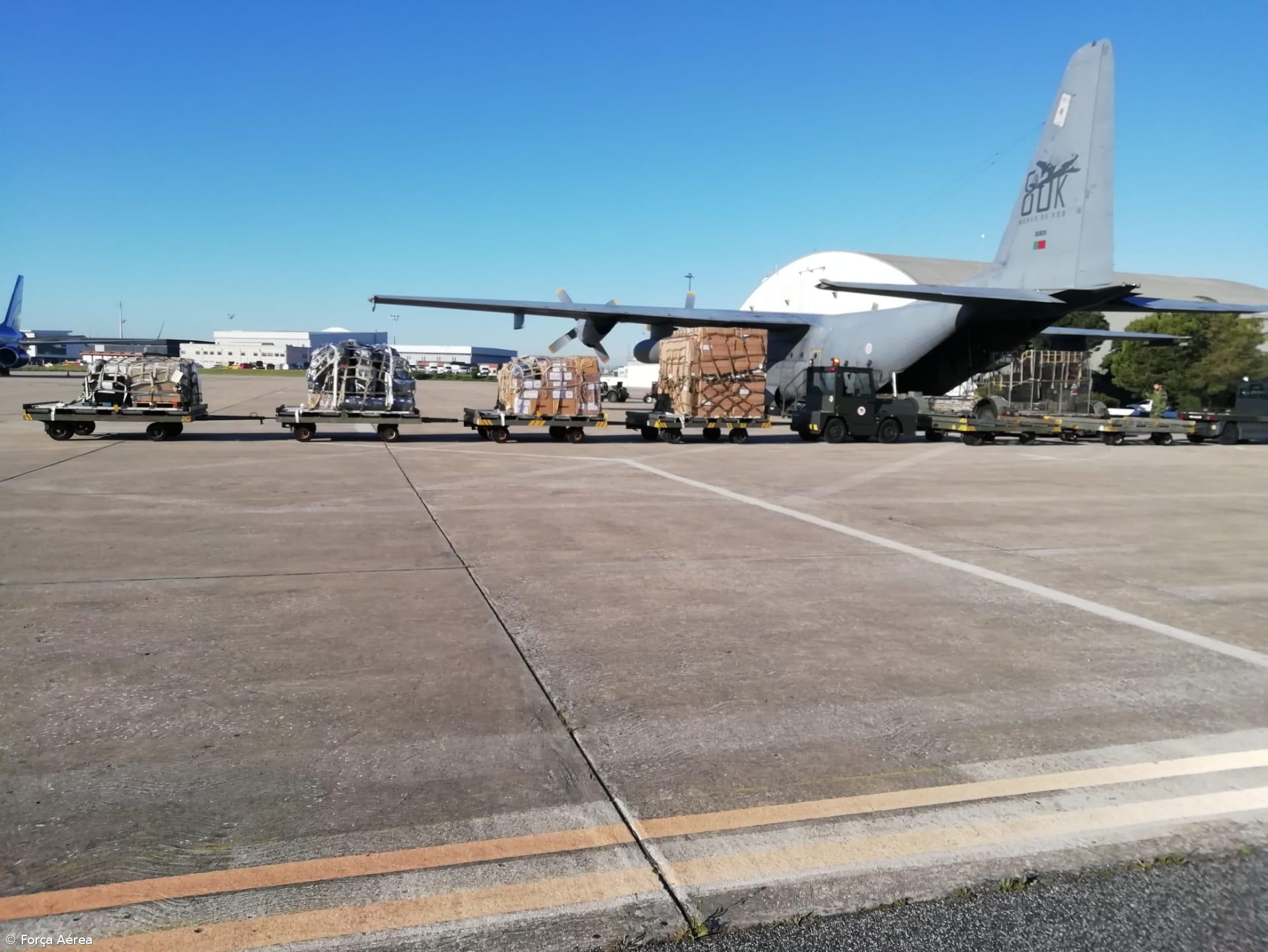 Força Aérea transporta material hospitalar para os Açores – Imagem 1