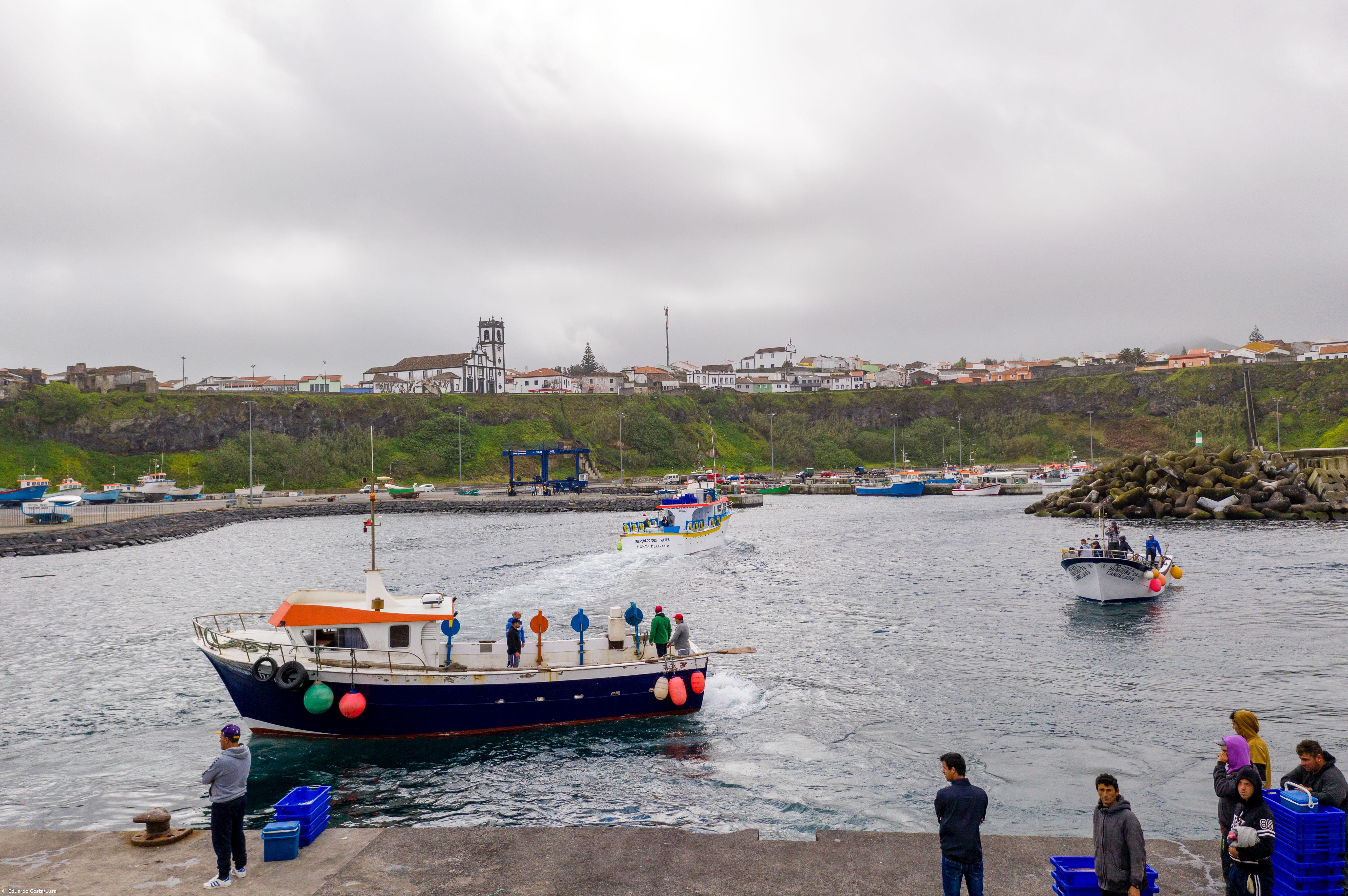Rabo de Peixe enche-se de pescadores mas maioria da população cumpre confinamento – Imagem 1
