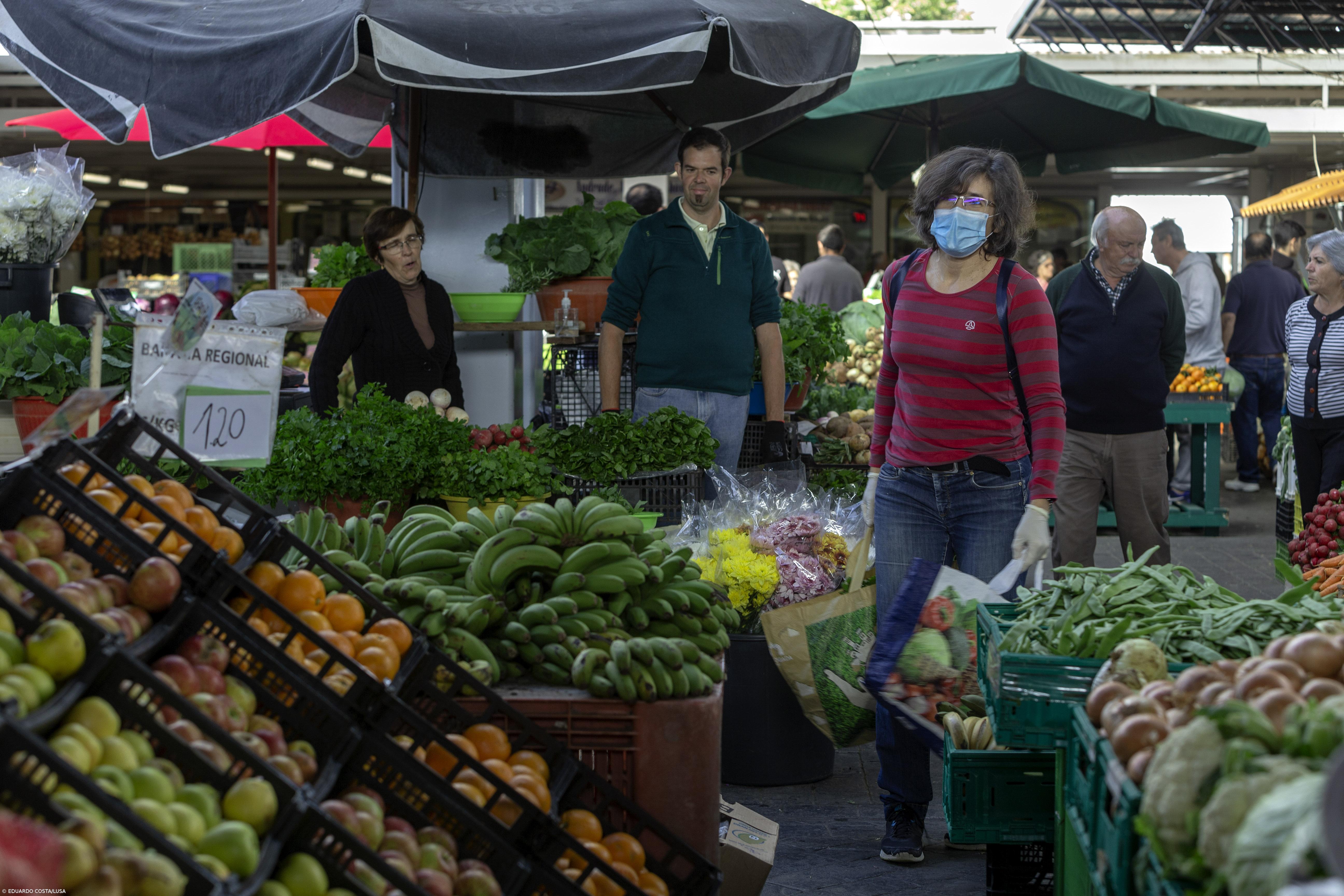 Um mercado a “meio gás”, com comerciantes a tentar sobreviver – Imagem 1