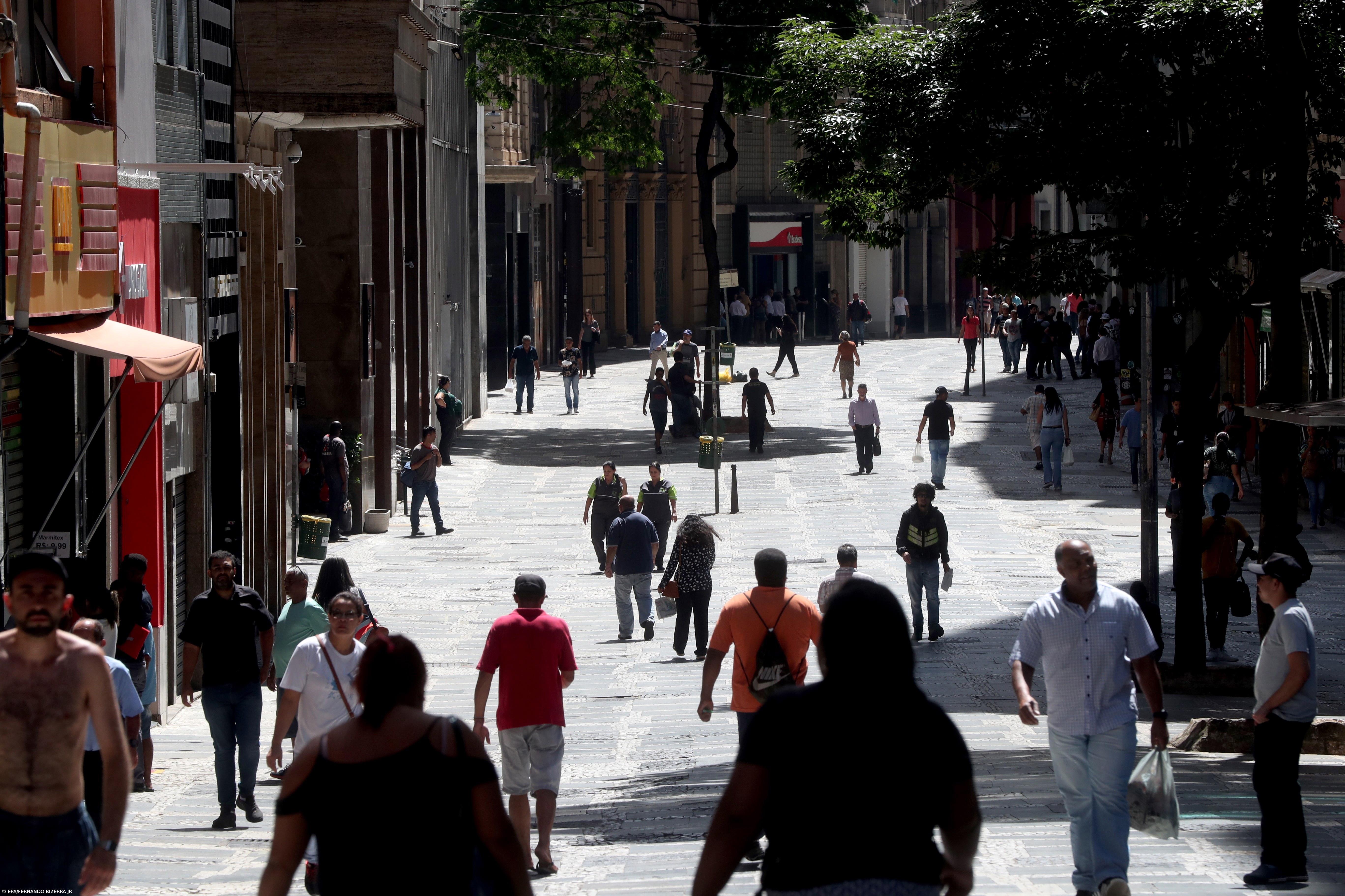 Brasil regista 1.274 mortos e 52.160 casos nas últimas 24 horas – Imagem 1
