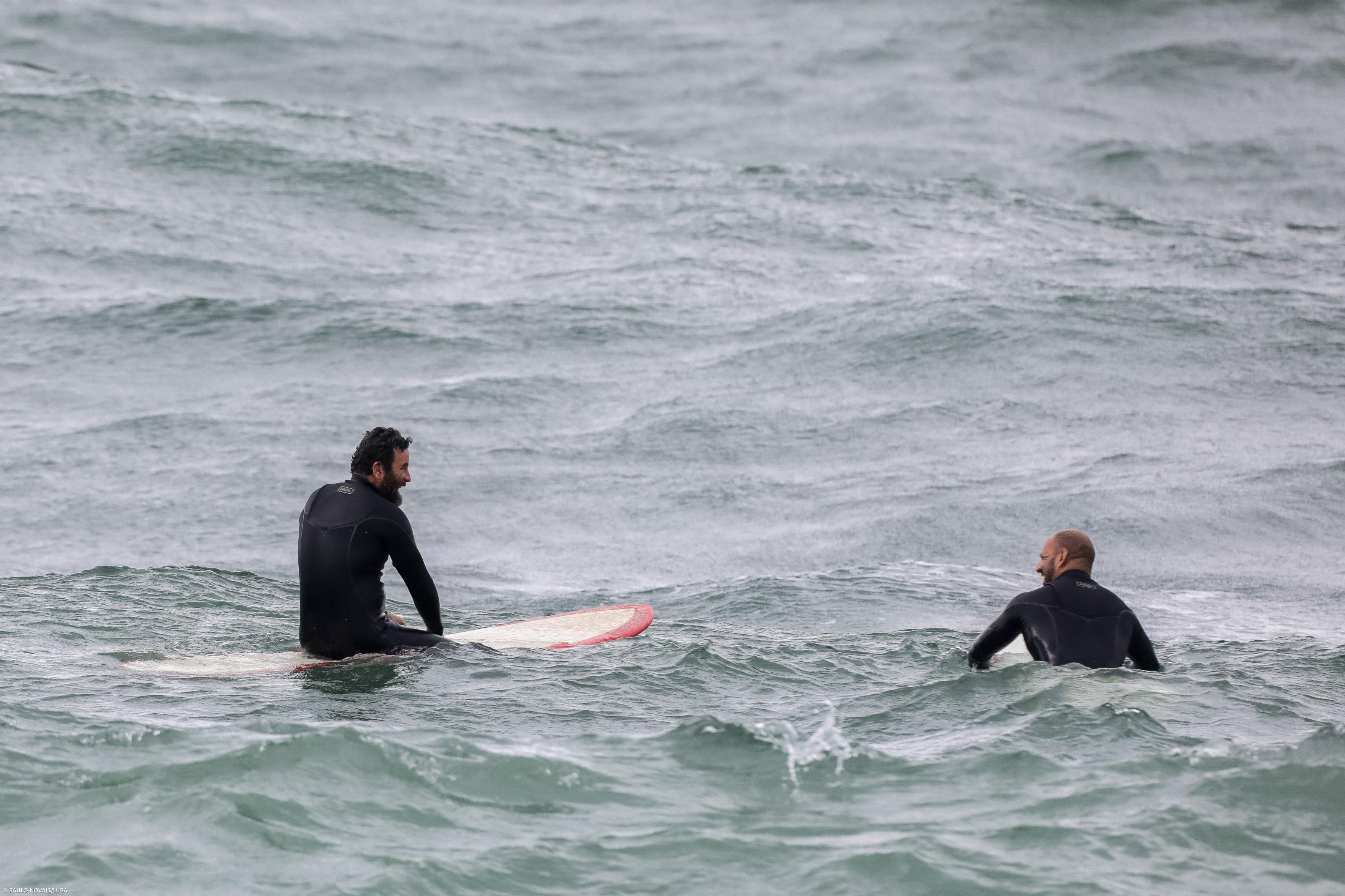 Surfistas voltam a sentir liberdade no regresso ao mar da Ericeira  – Imagem 1