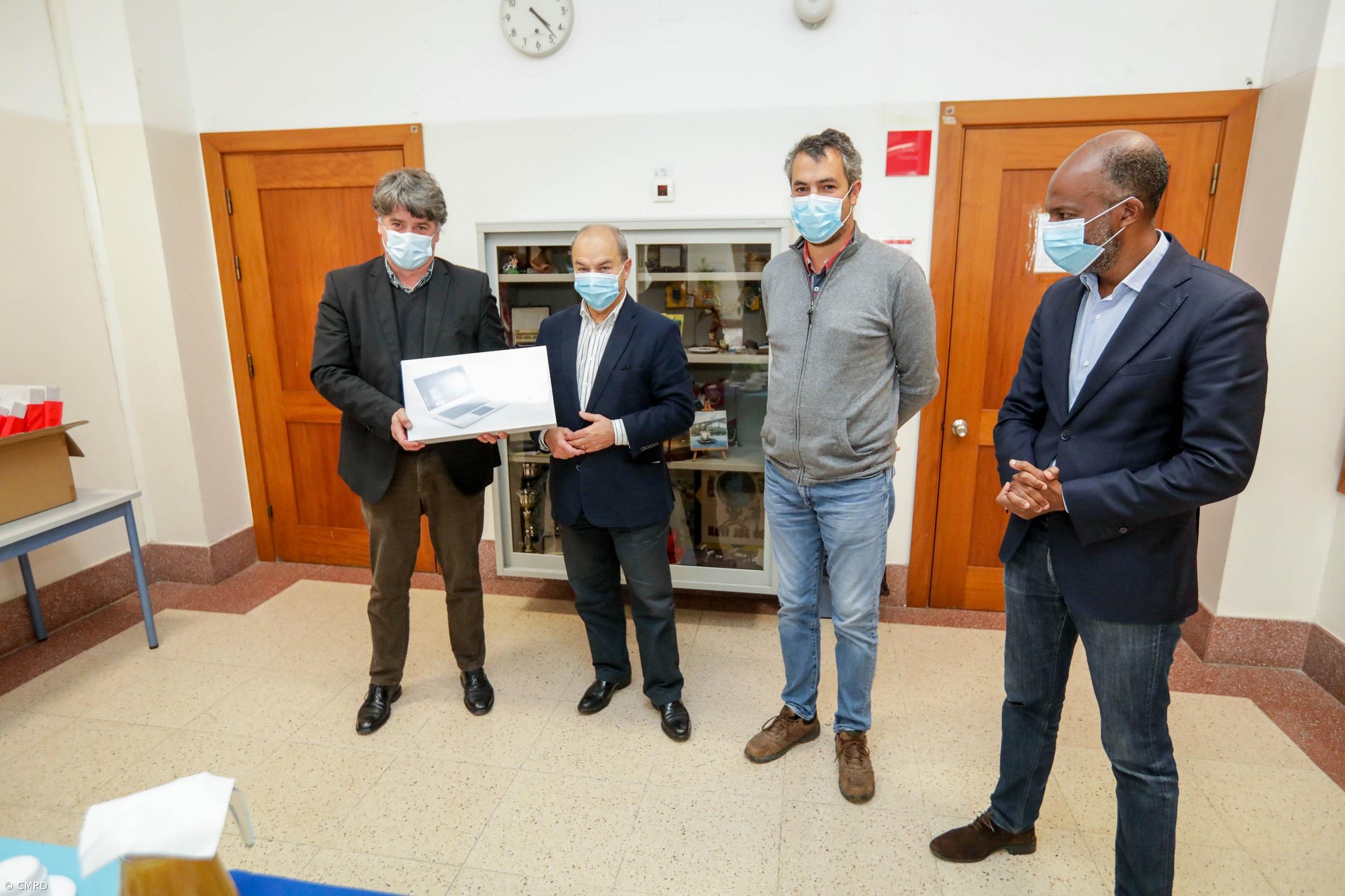 Câmara de Ponta Delgada entrega primeiros computadores à EBI dos Ginetes  – Imagem 1